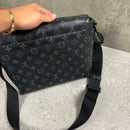 LOUIS VUITTON DISTRICT MESSENGER BAG