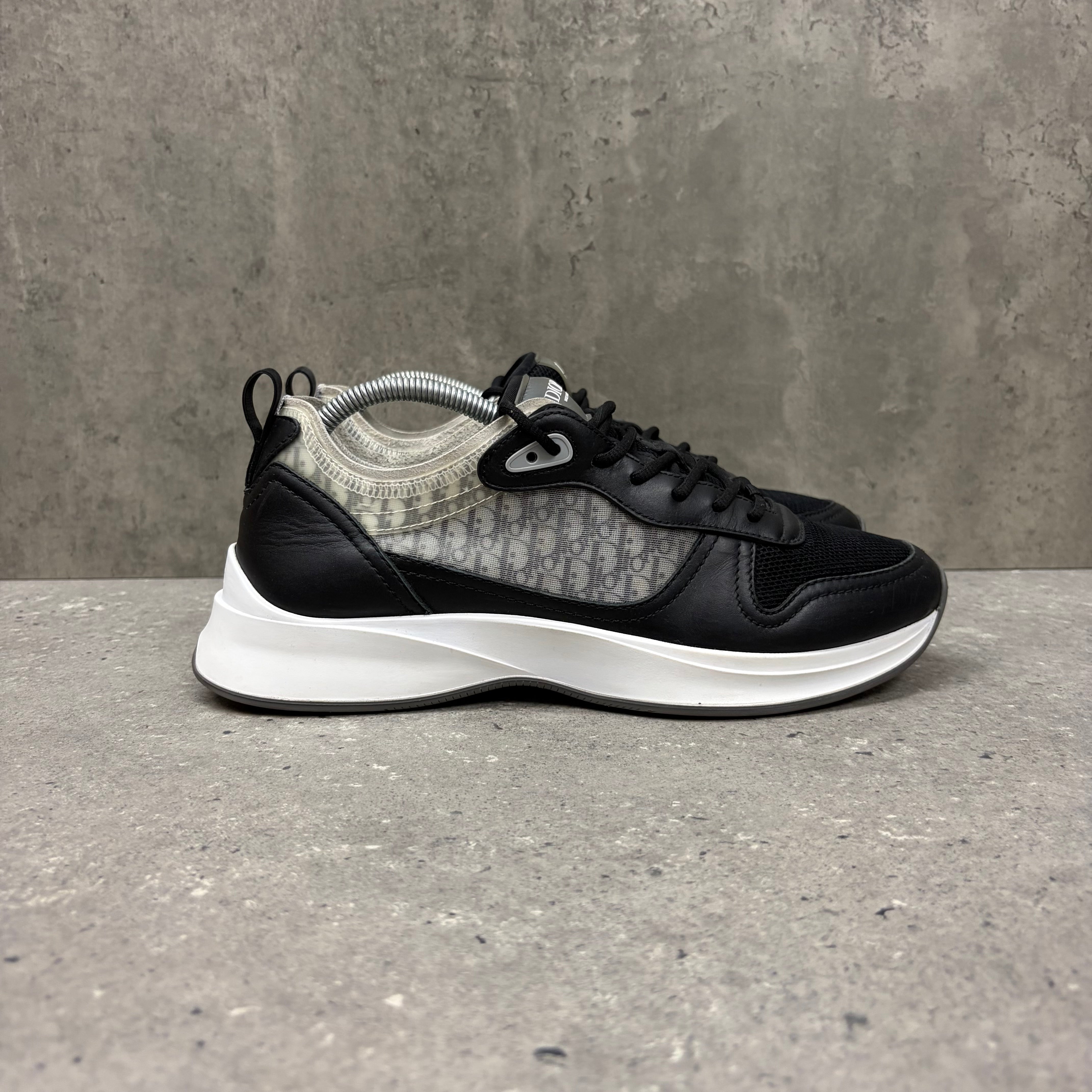 DIOR B25 BLACK/WHITE - (EU41 / UK7)