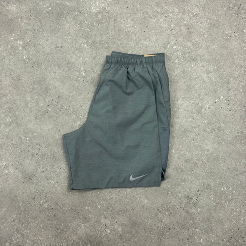 NIKE 7" CHALLENGER SHORTS - GREY