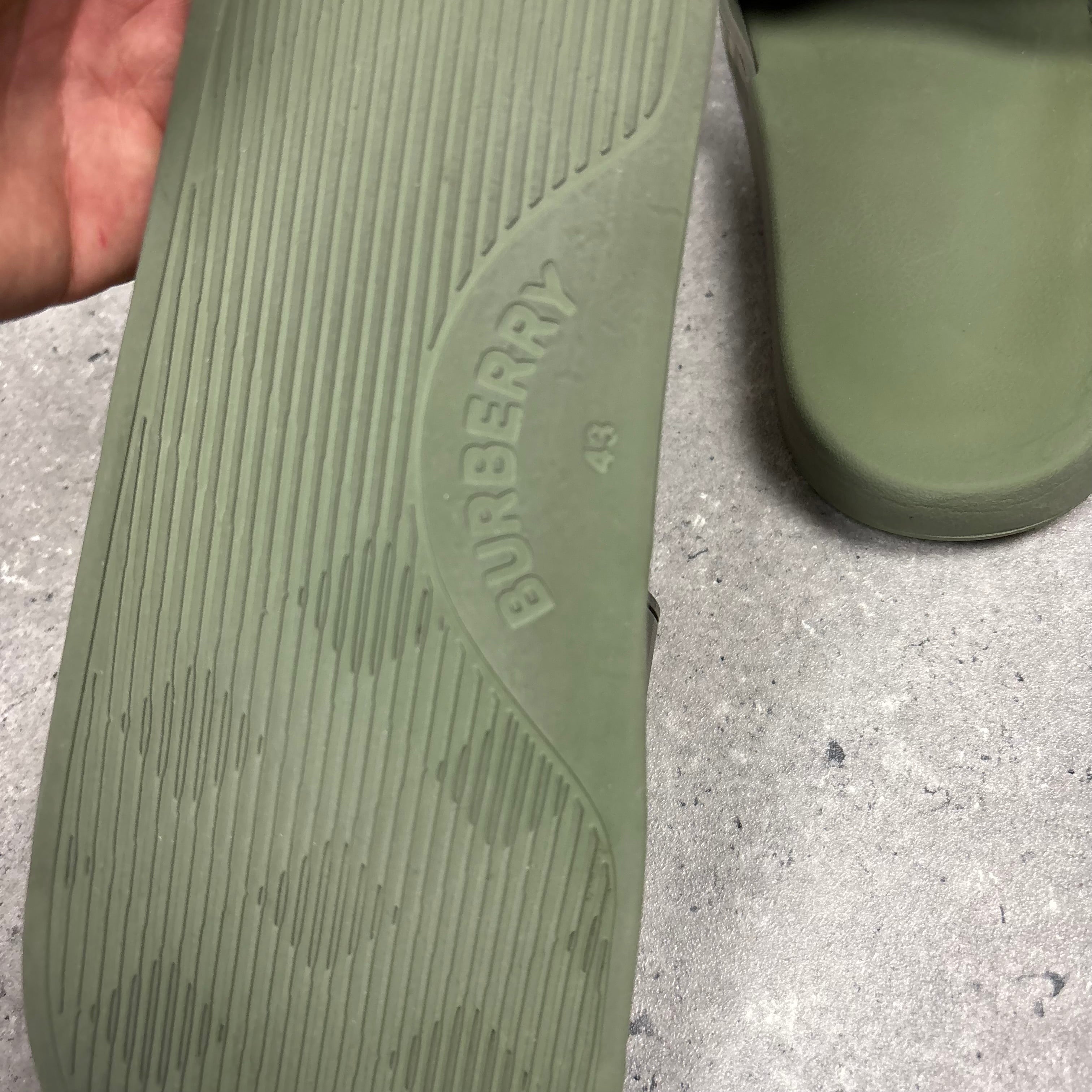 BURBERRY SLIDERS KHAKI - (EU43 / UK9)
