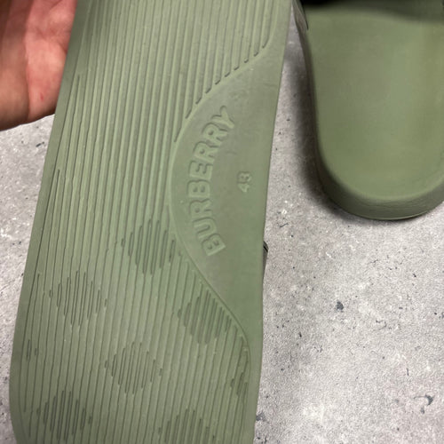 BURBERRY SLIDERS KHAKI - (EU43 / UK9)