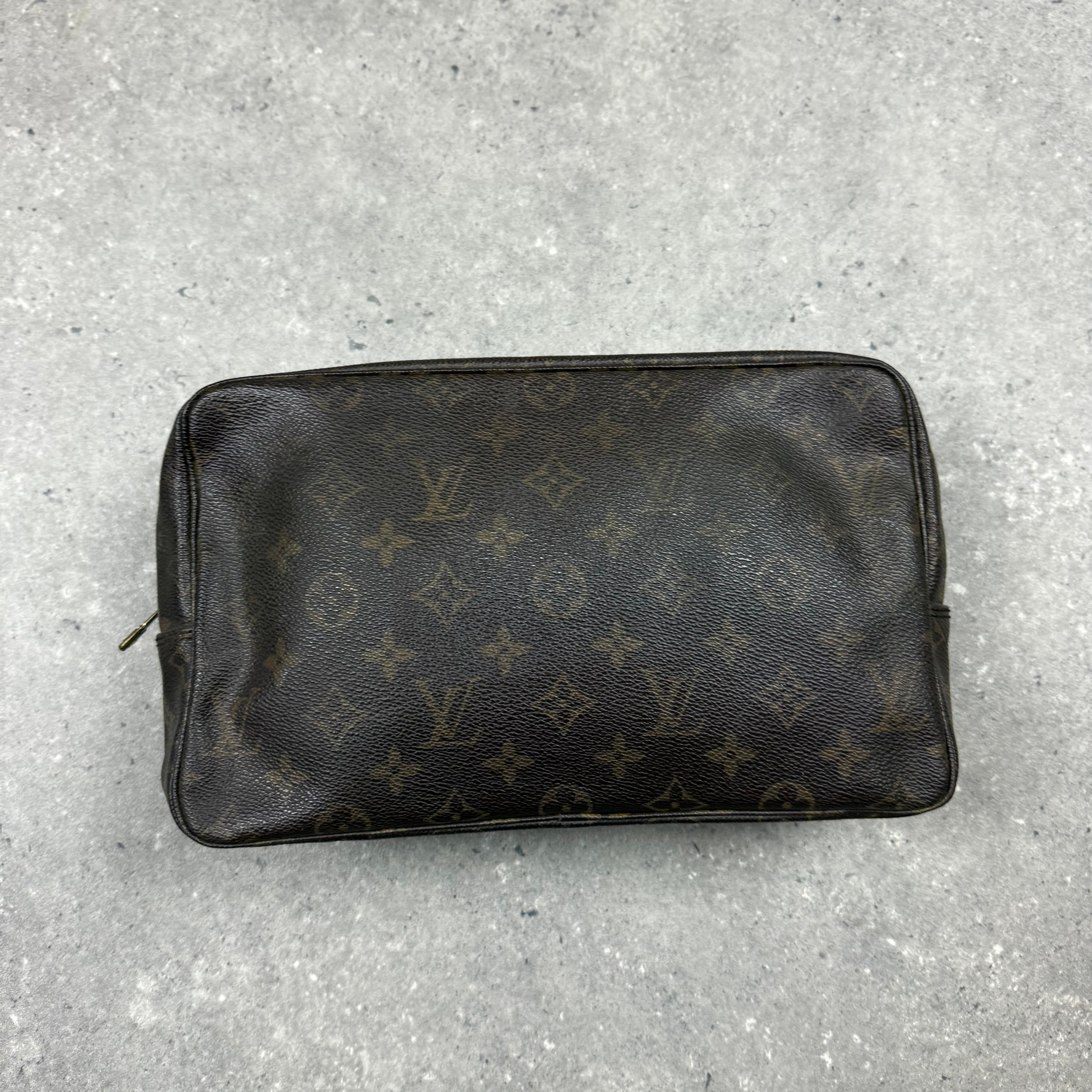 LOUIS VUITTON WASH BAG