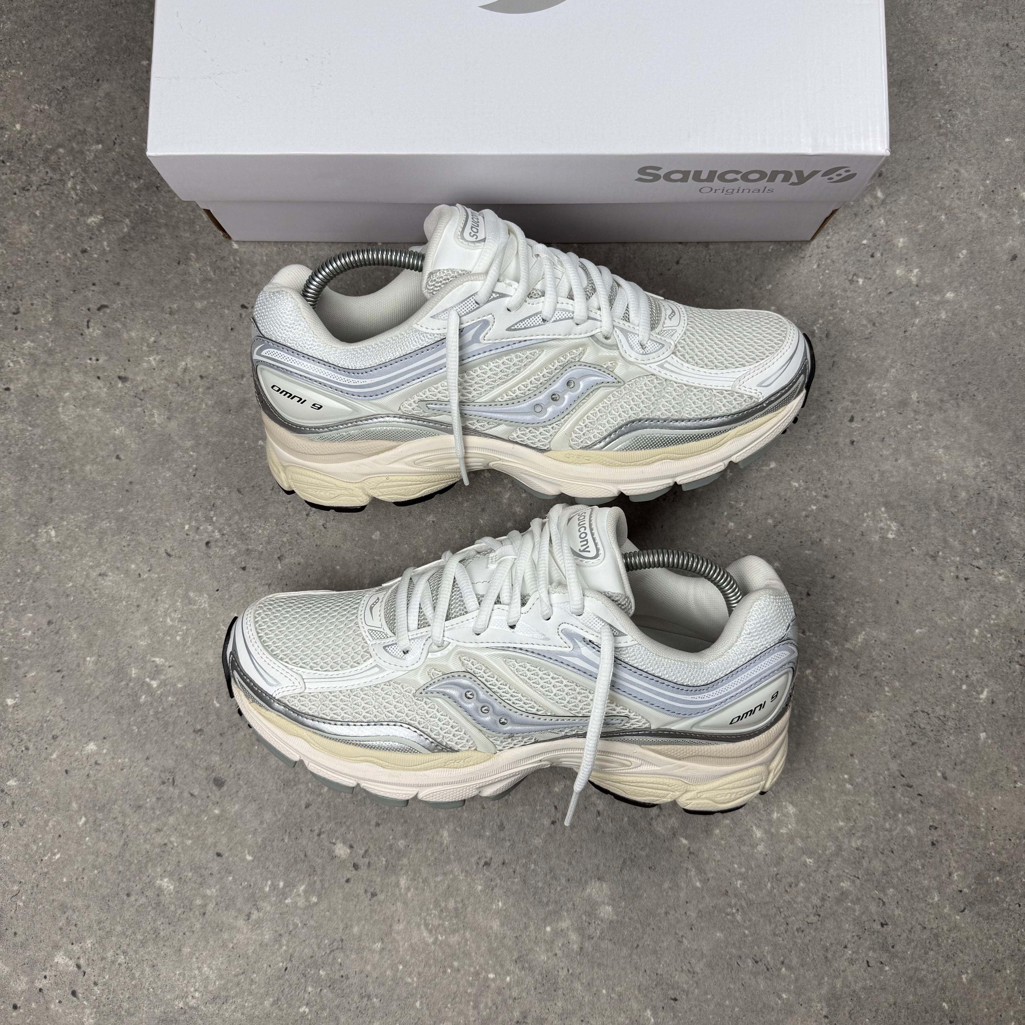 SAUCONY OMNI PRO GRID 9 - WHITE / SILVER