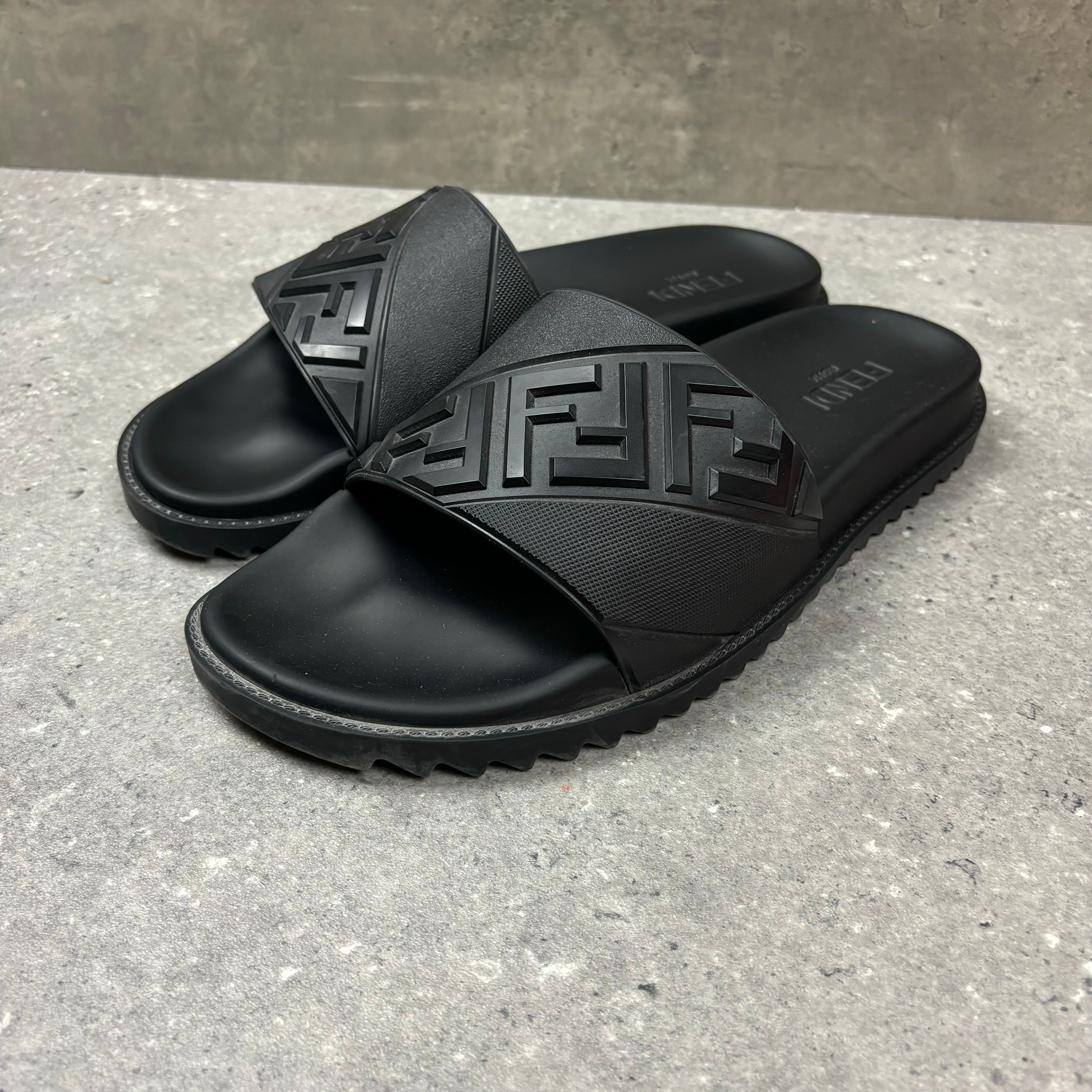 FENDI SLIDERS - (EU45 / UK11)