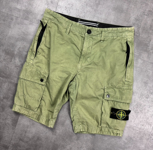 STONE ISLAND CARGO SHORTS (SIZE 31")