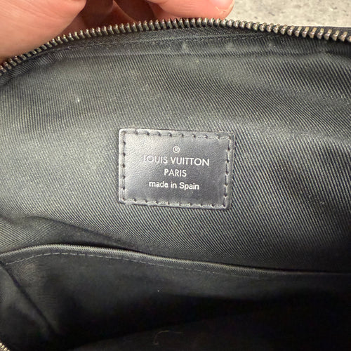 LOUIS VUITTON AVENUE SLING BAG