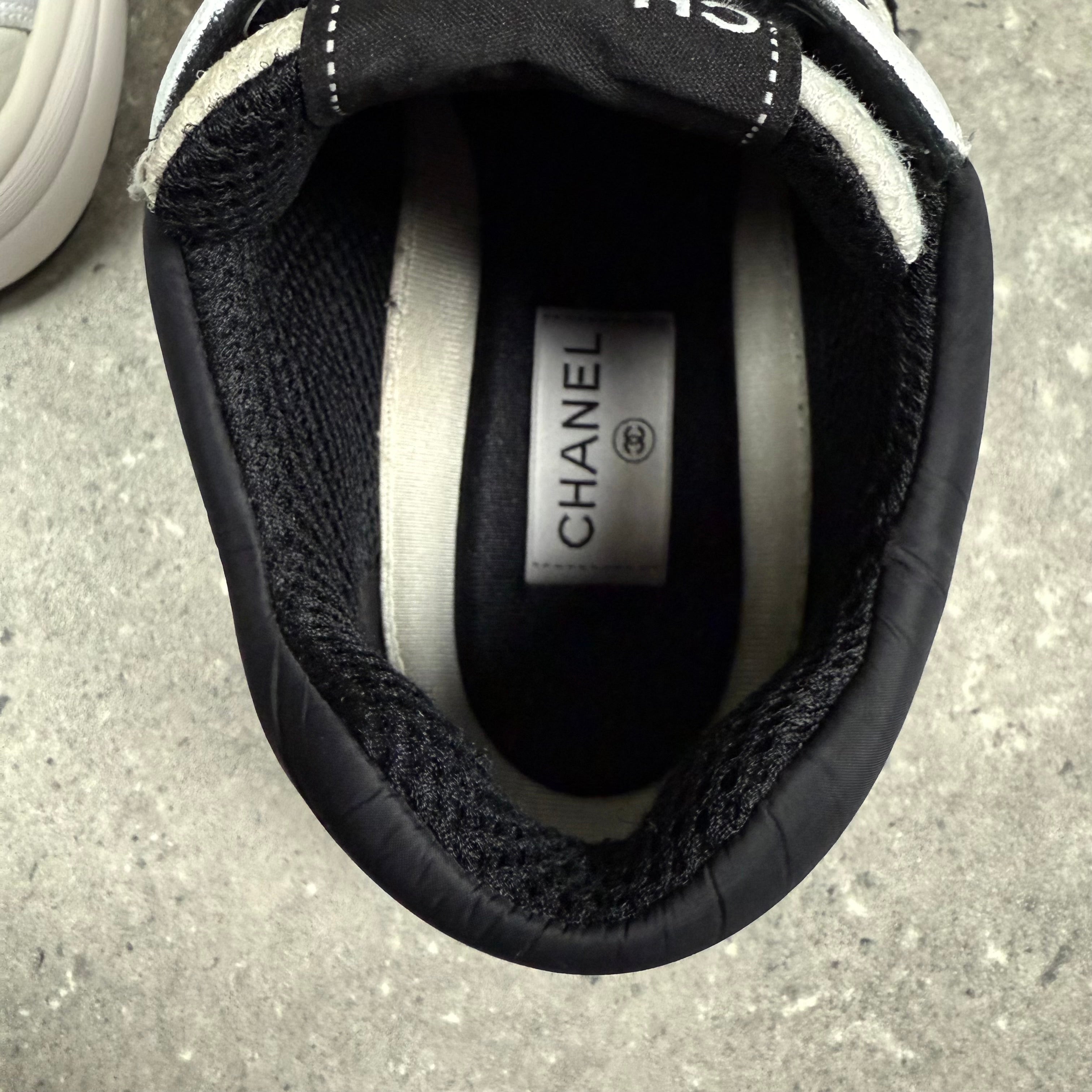 CHANEL RUNNERS CREAM/BLACK -  (EU 41 / UK 7)