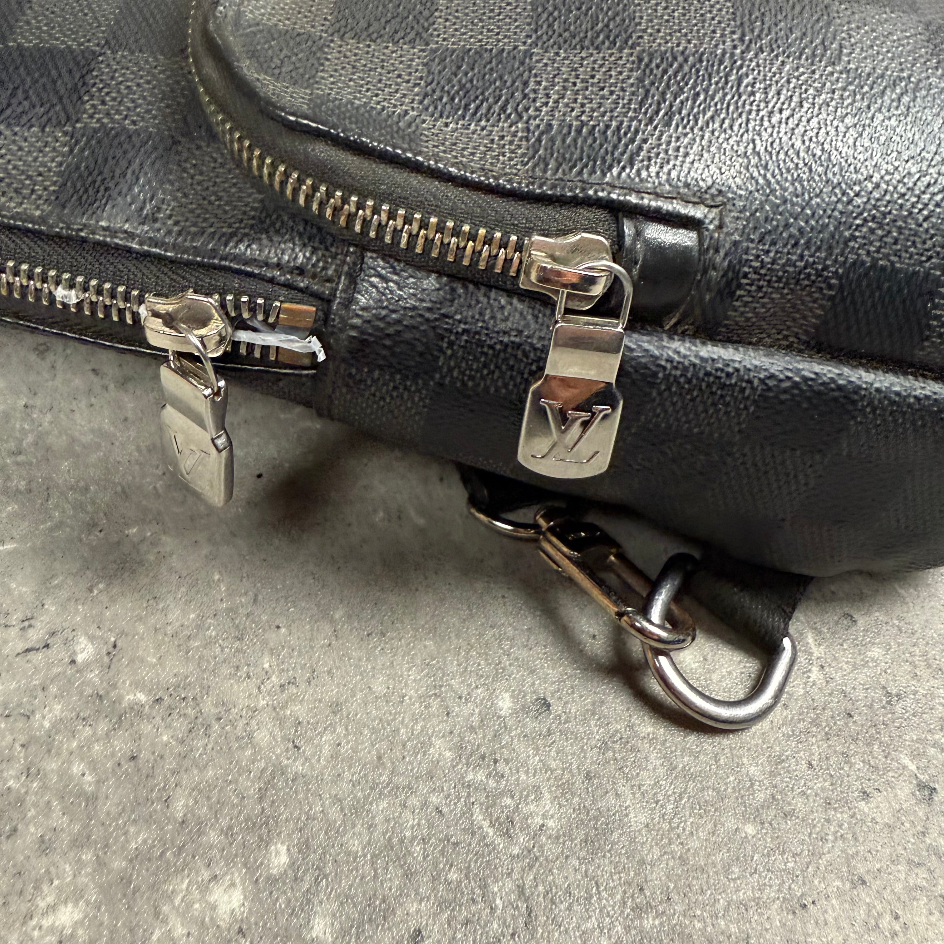 LOUIS VUITTON AVENUE SLING BAG