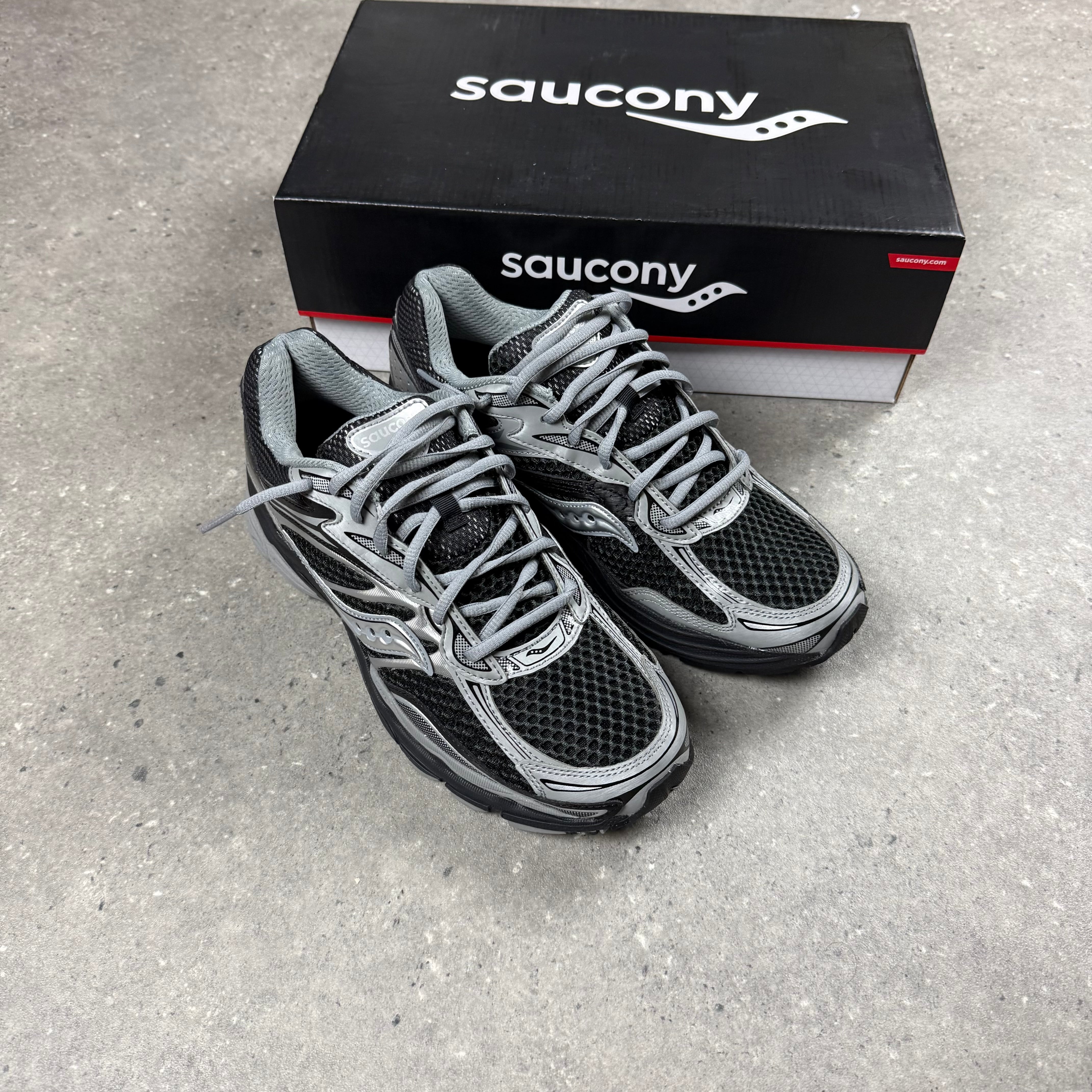 SAUCONY OMNI PRO GRID 9 - BLACK / GREY