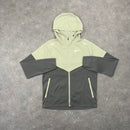 NIKE UV WINDRUNNER - OLIVE AURA