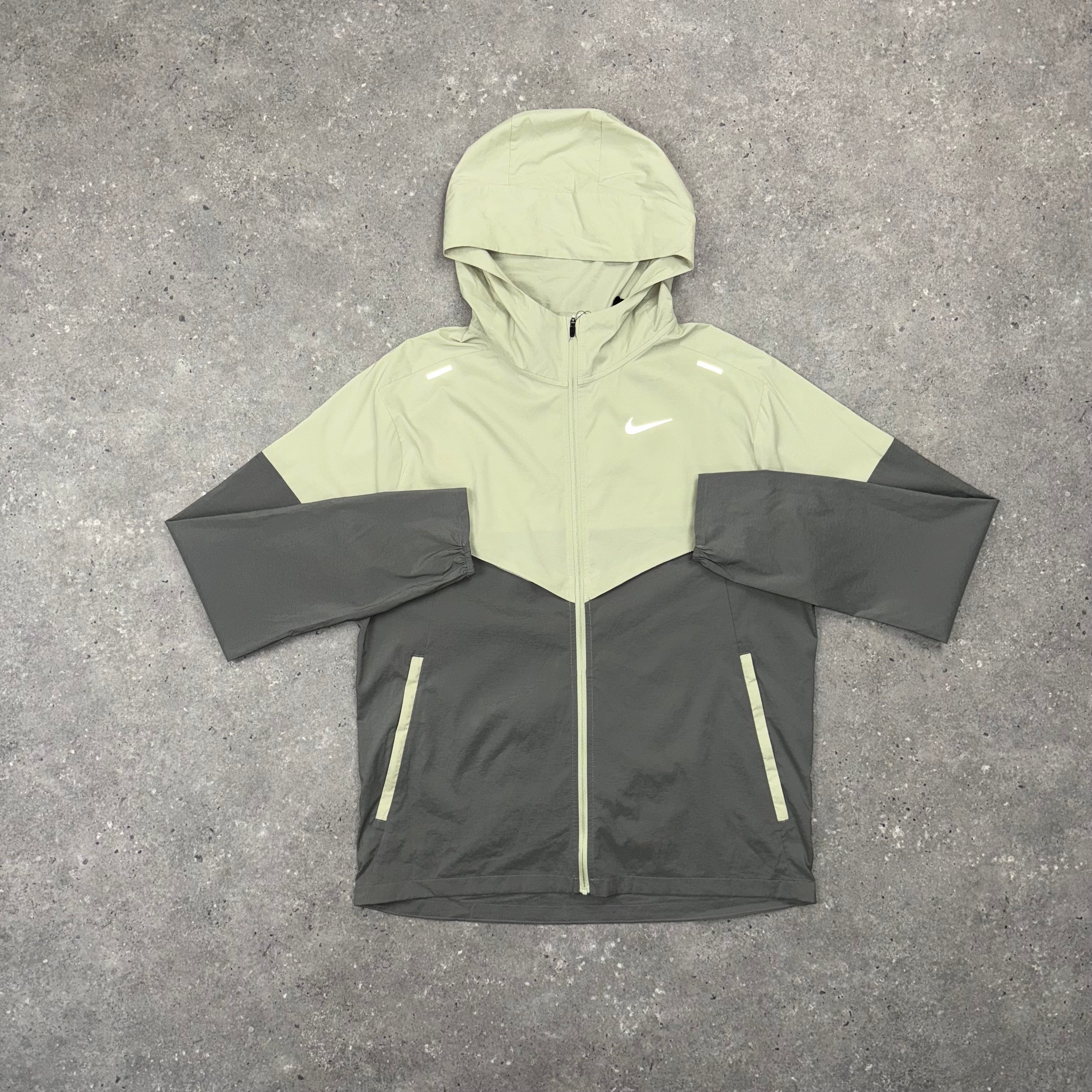NIKE UV WINDRUNNER - OLIVE AURA