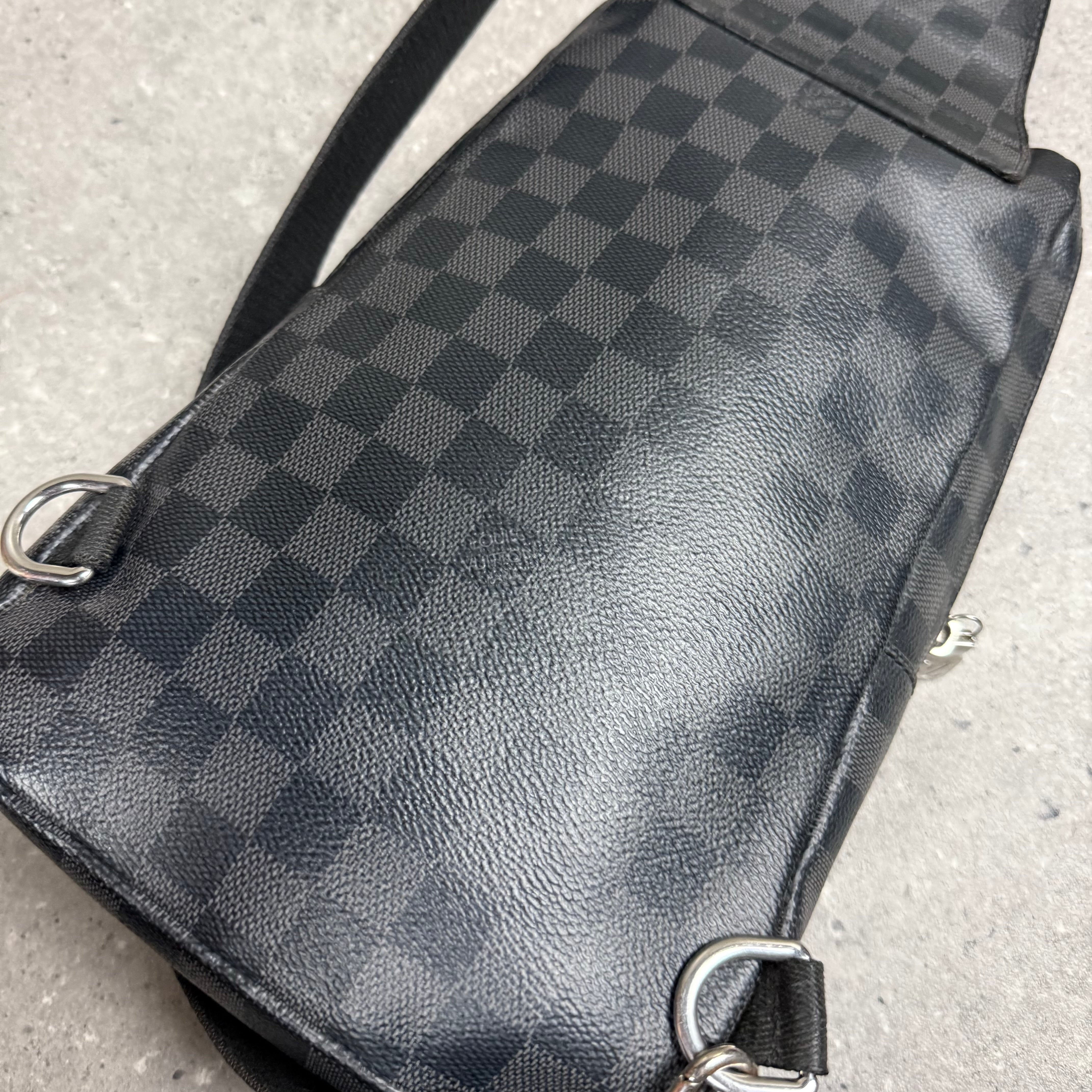 LOUIS VUITTON AVENUE SLING BAG
