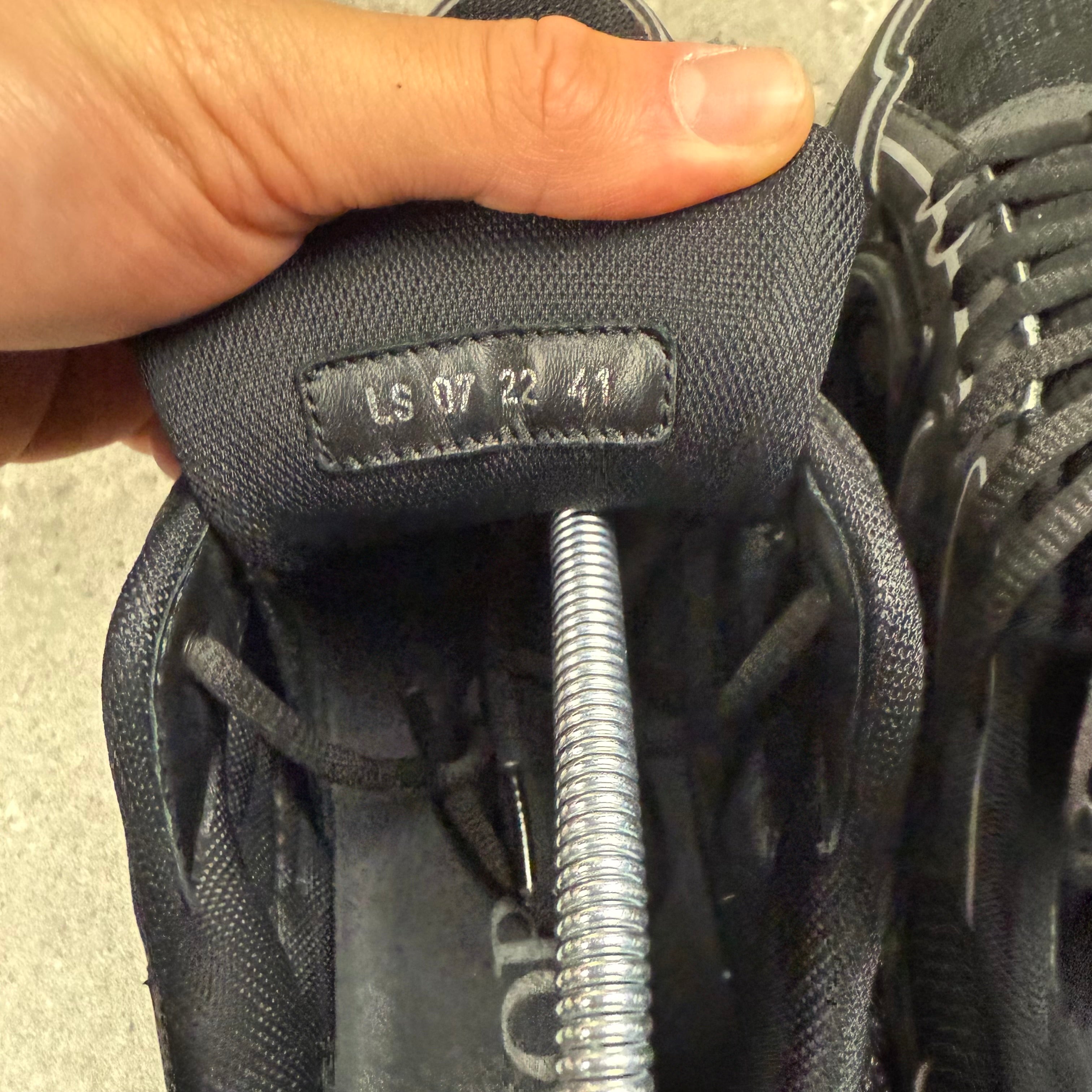 DIOR B30 BLACK (EU 41 / UK 7)