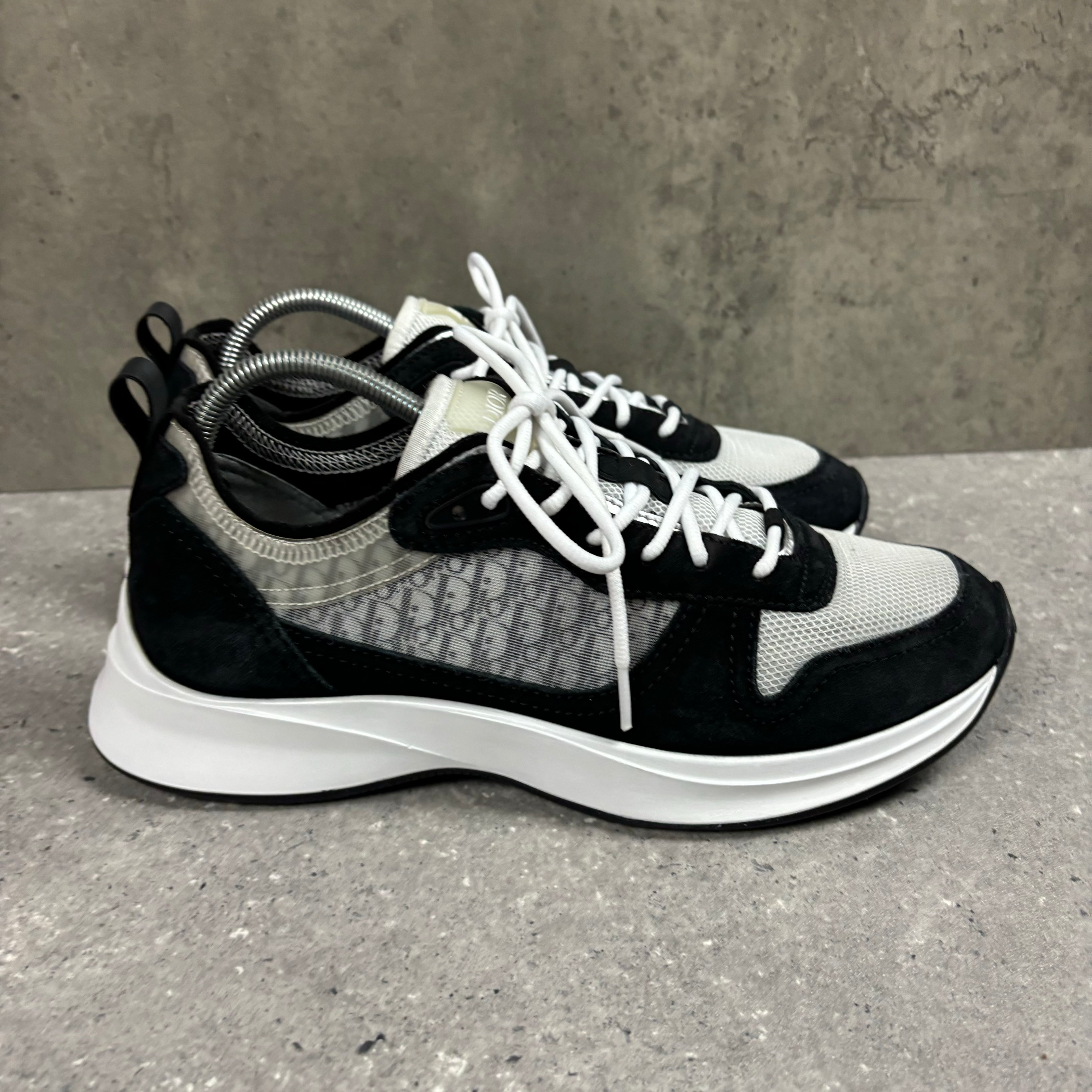 DIOR B25 BLACK / WHITE - (EU 42 / UK 8)