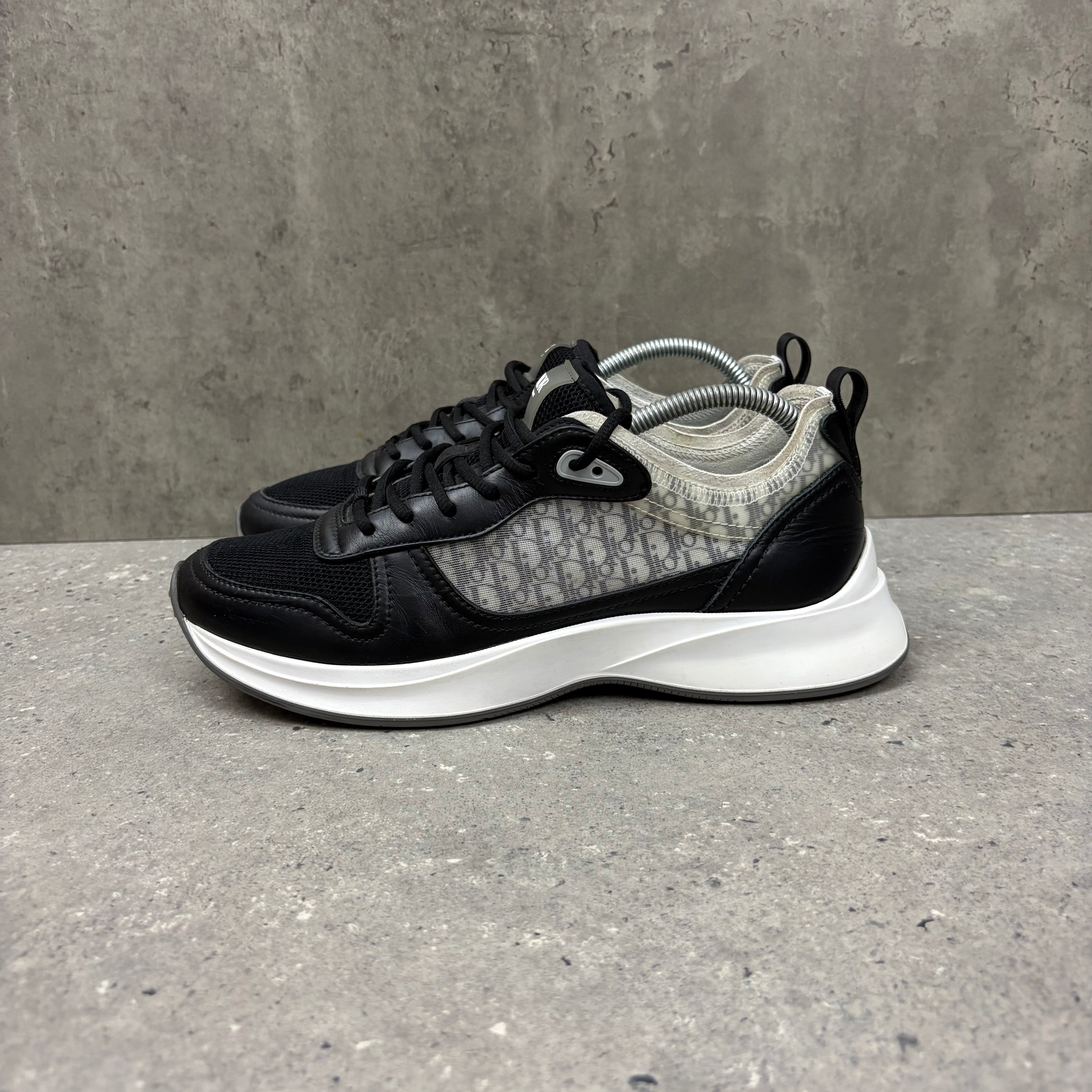 DIOR B25 BLACK/WHITE - (EU41 / UK7)