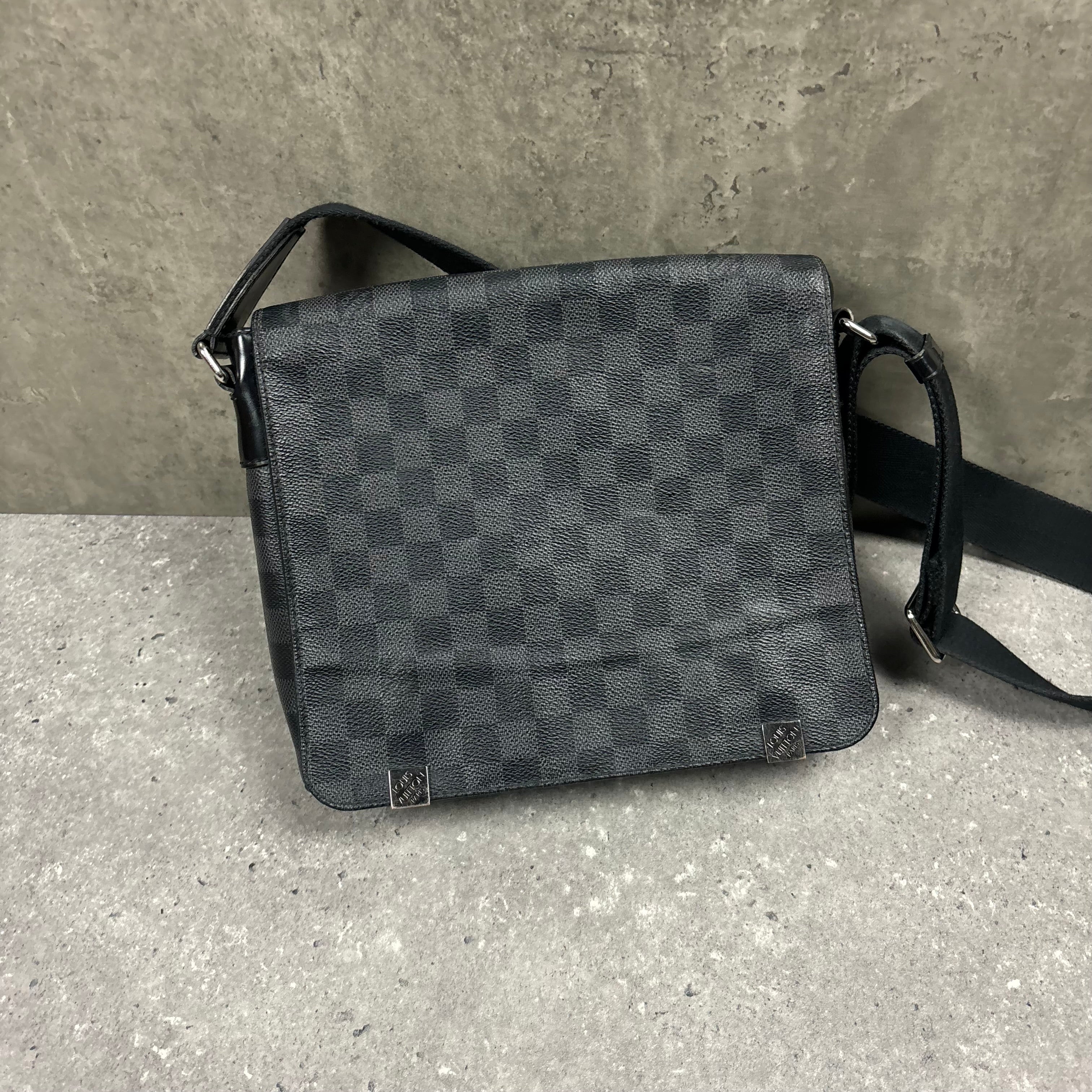 LOUIS VUITTON DISTRICT MESSENGER BAG