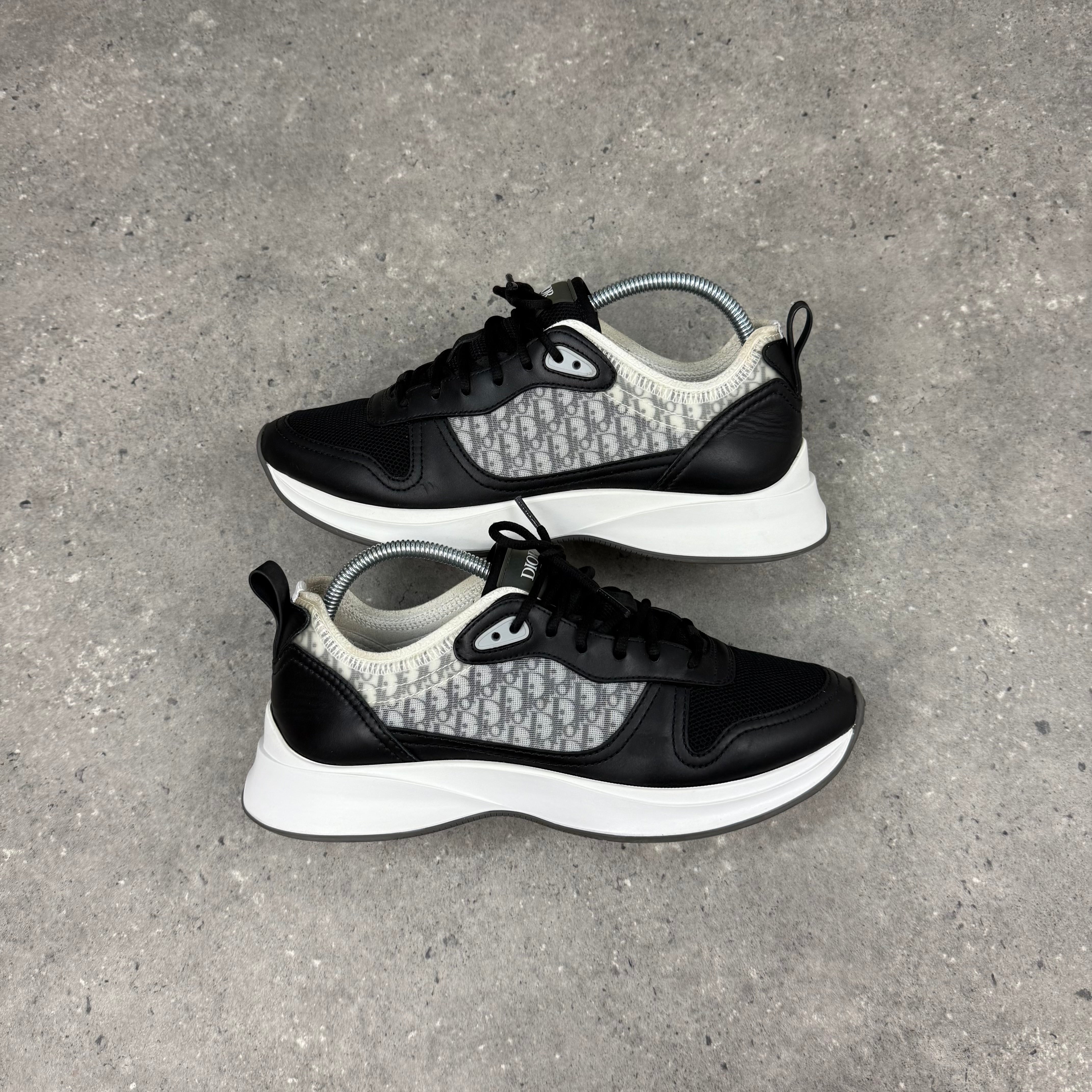 DIOR B25 BLACK/WHITE - (EU41 / UK7)