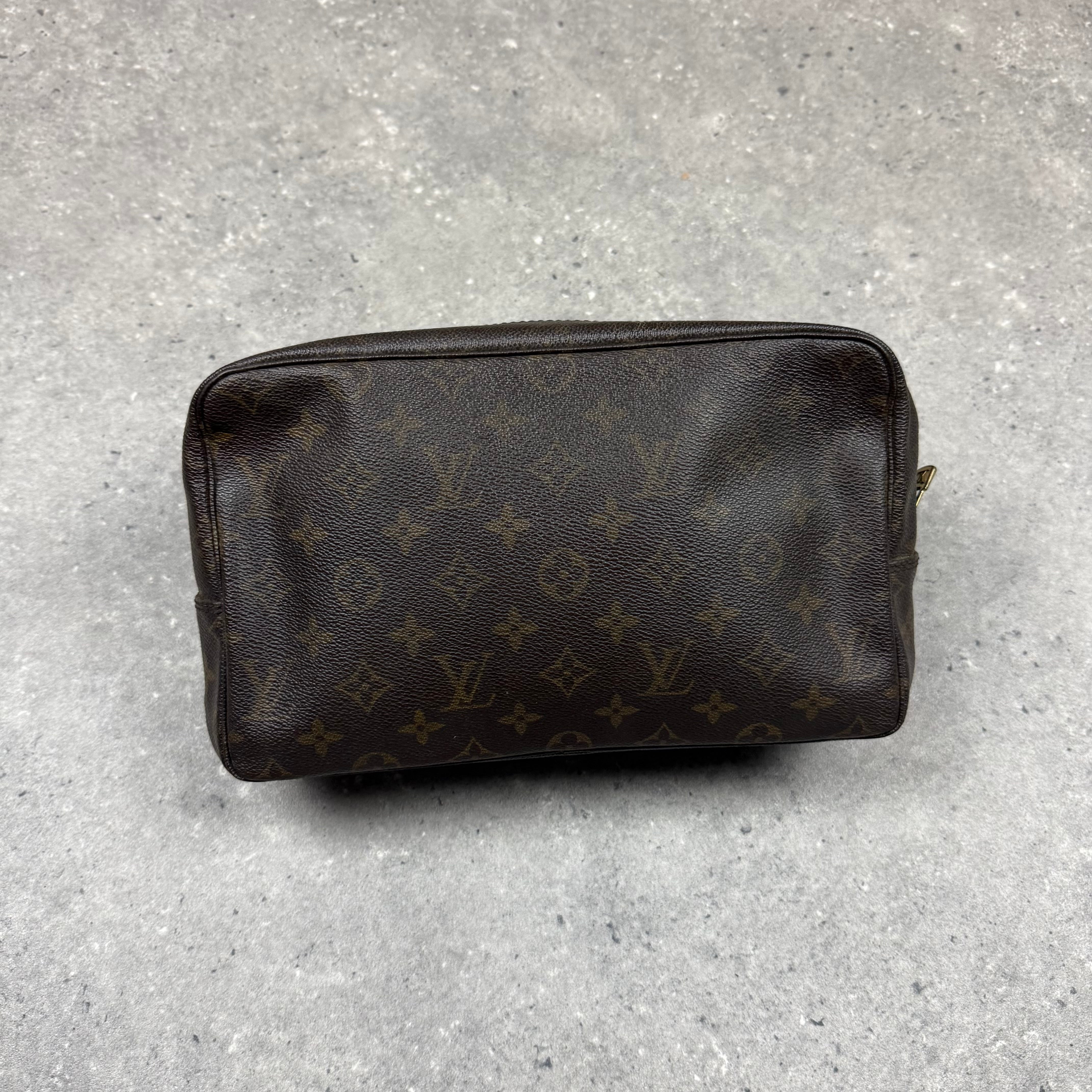 LOUIS VUITTON WASH BAG
