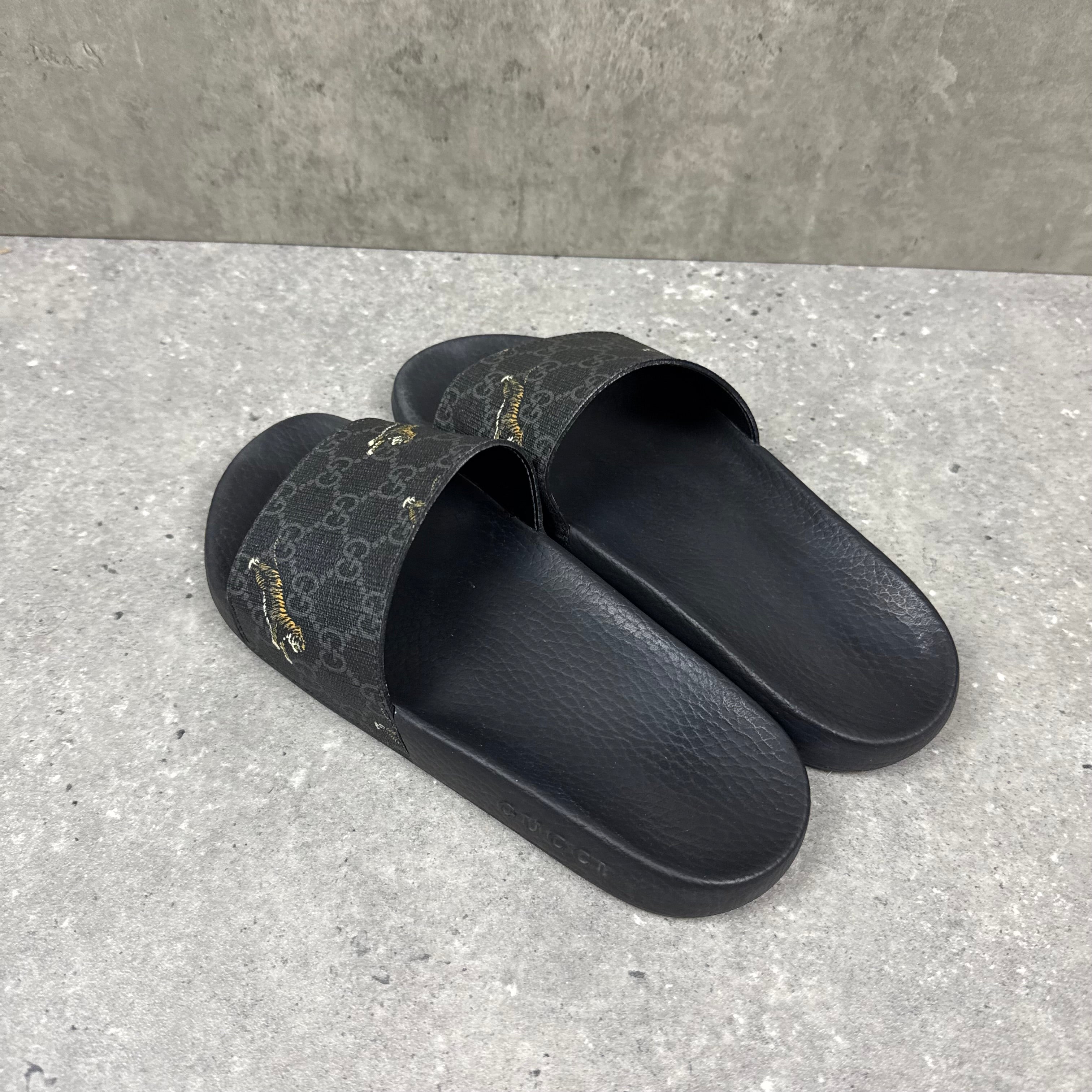 GUCCI TIGER GG SLIDERS - (EU40 / UK6)