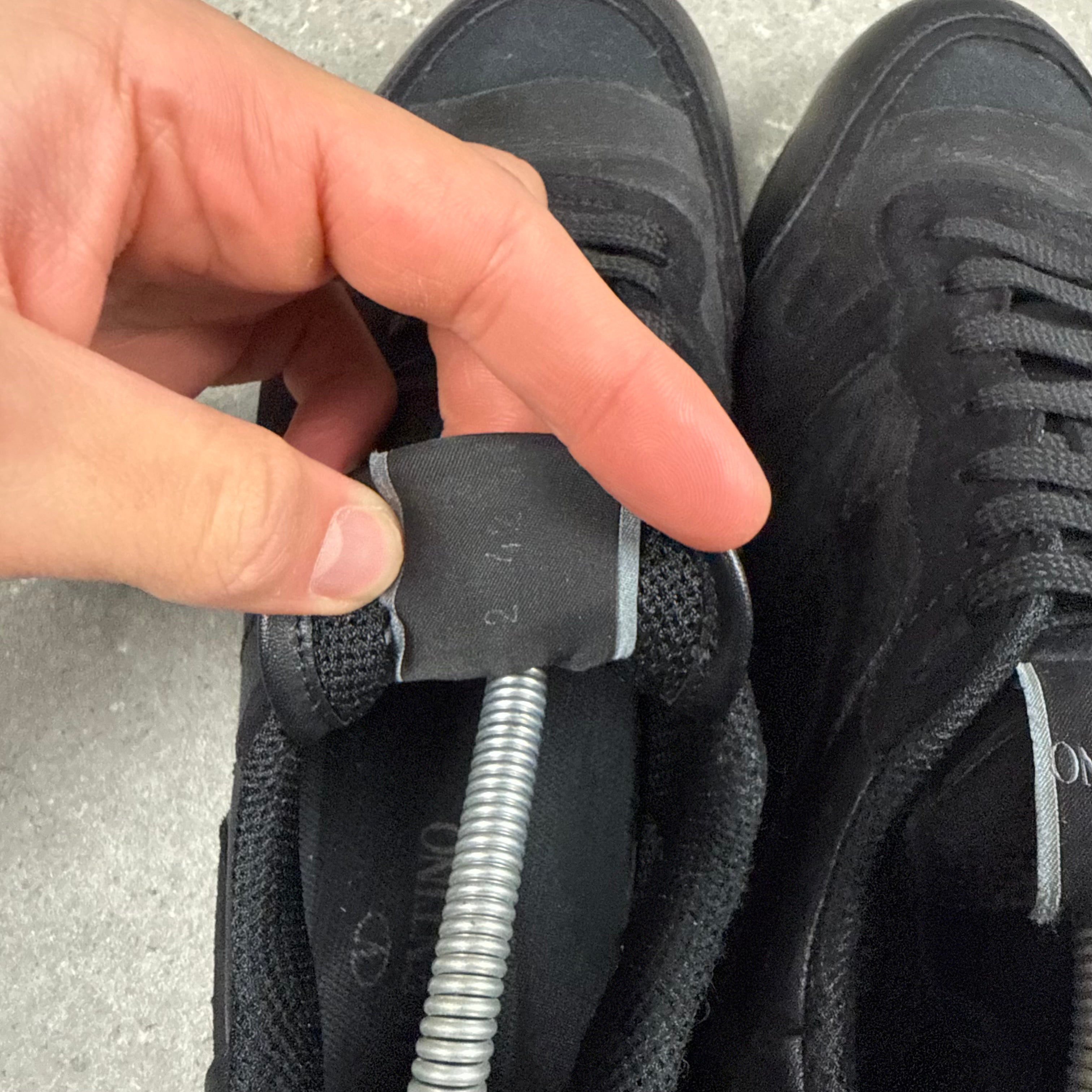 VALENTINO ROCKRUNNER BLACK - (EU42 / UK8)