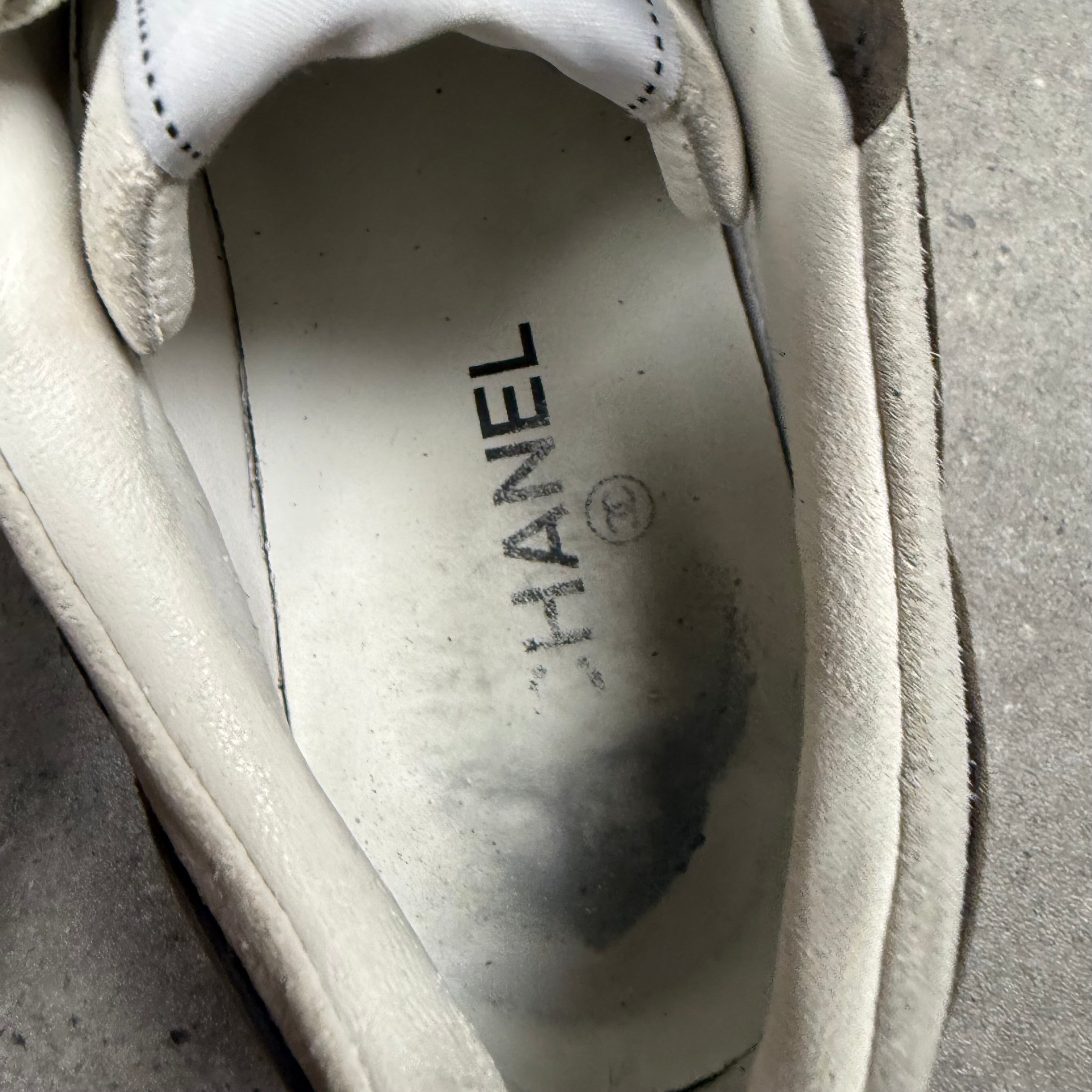 CHANEL LOW TRAINERS -  (EU42 / UK8)