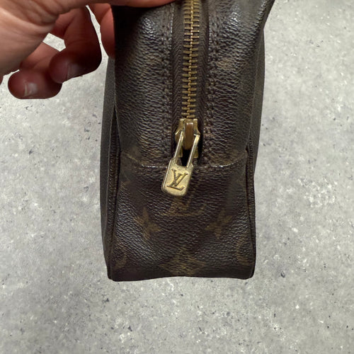 LOUIS VUITTON WASH BAG
