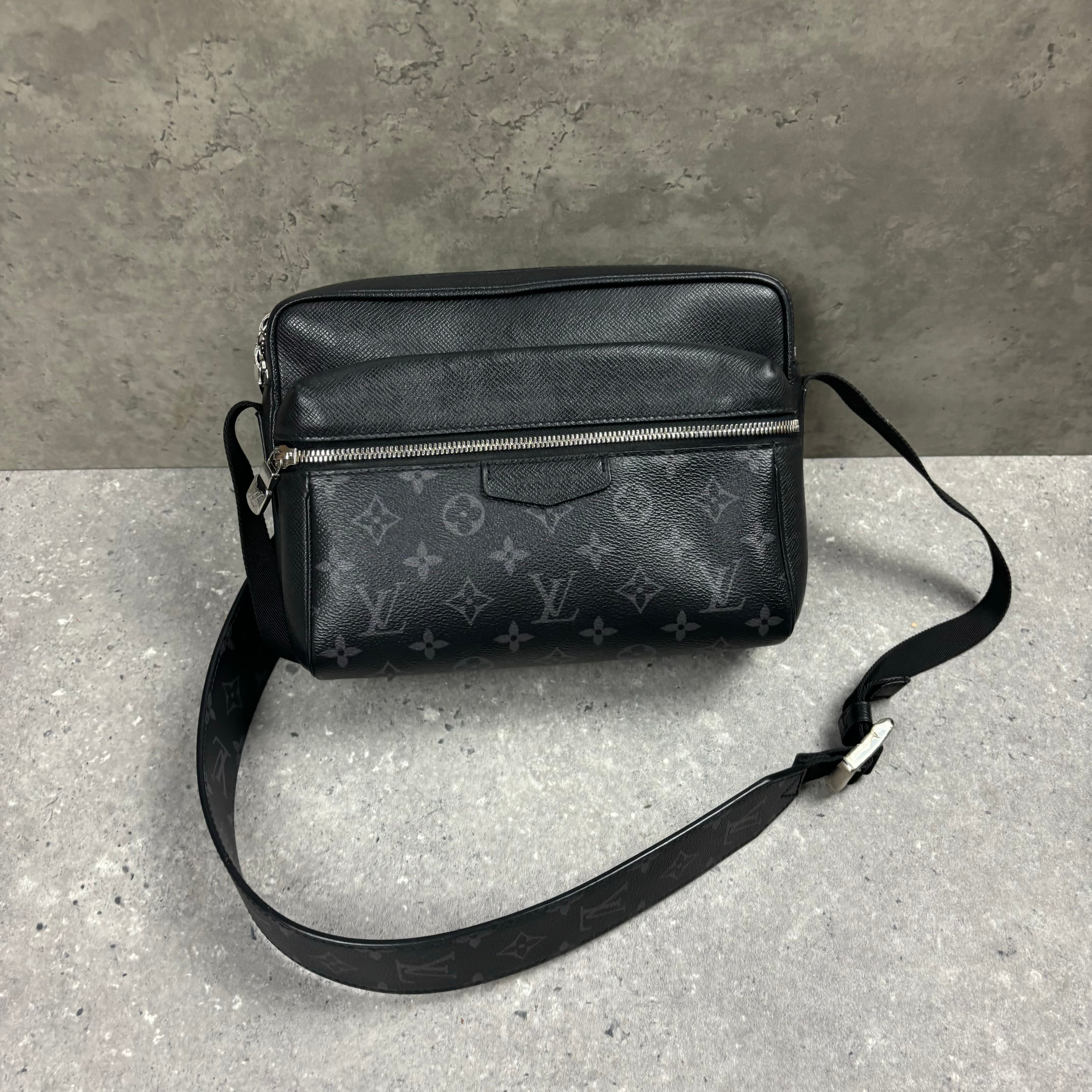 LOUIS VUITTON OUTDOOR MESSENGER - BLACK