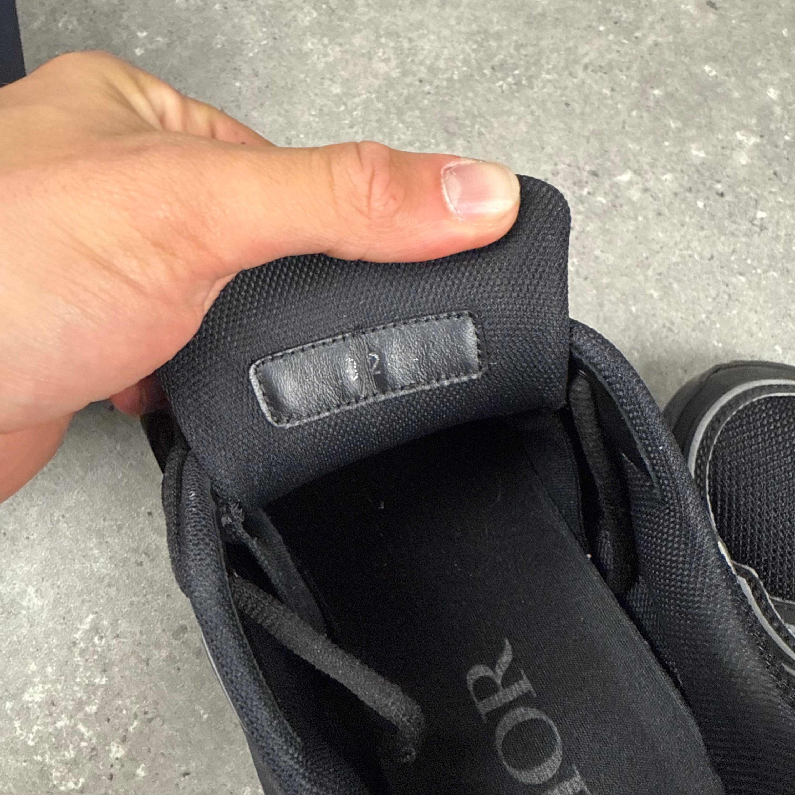 DIOR B30 BLACK (EU 41 / UK 7)