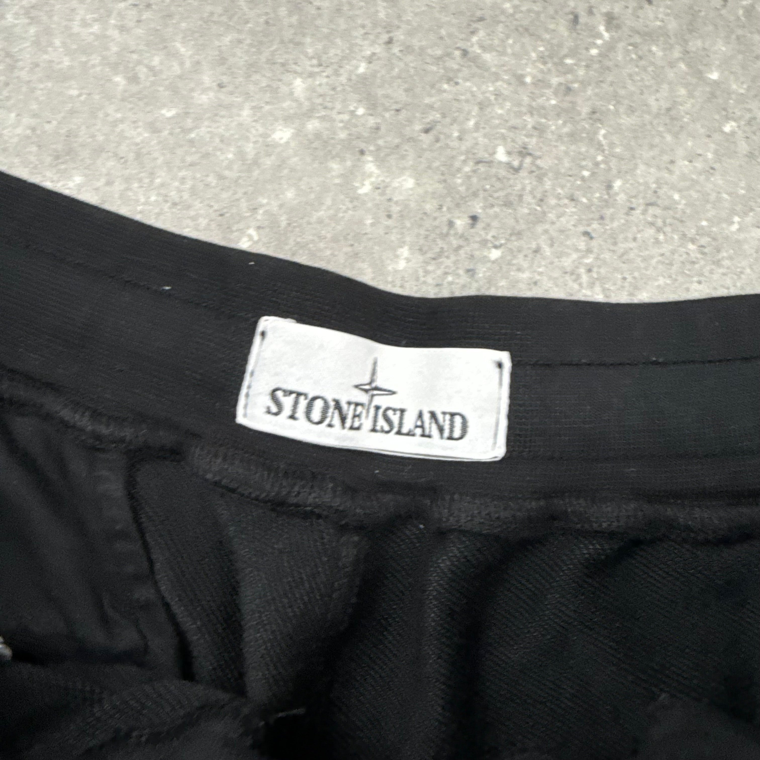 STONE ISLAND SHORTS BLACK - (M)