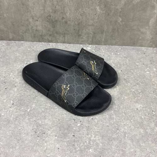 GUCCI TIGER GG SLIDERS - (EU40 / UK6)