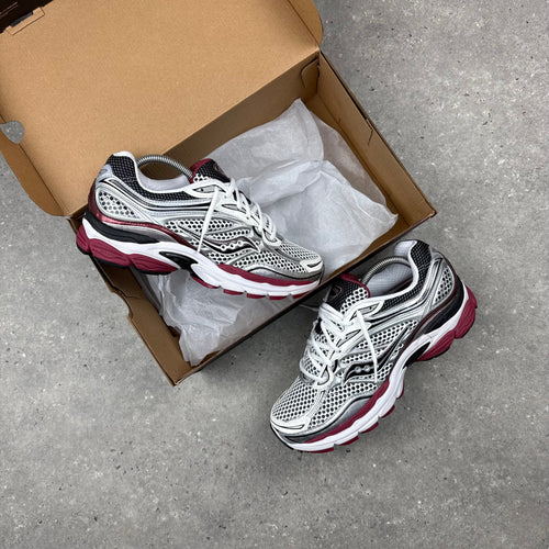SAUCONY OMNI PRO GRID 9 - SILVER/DARK RED