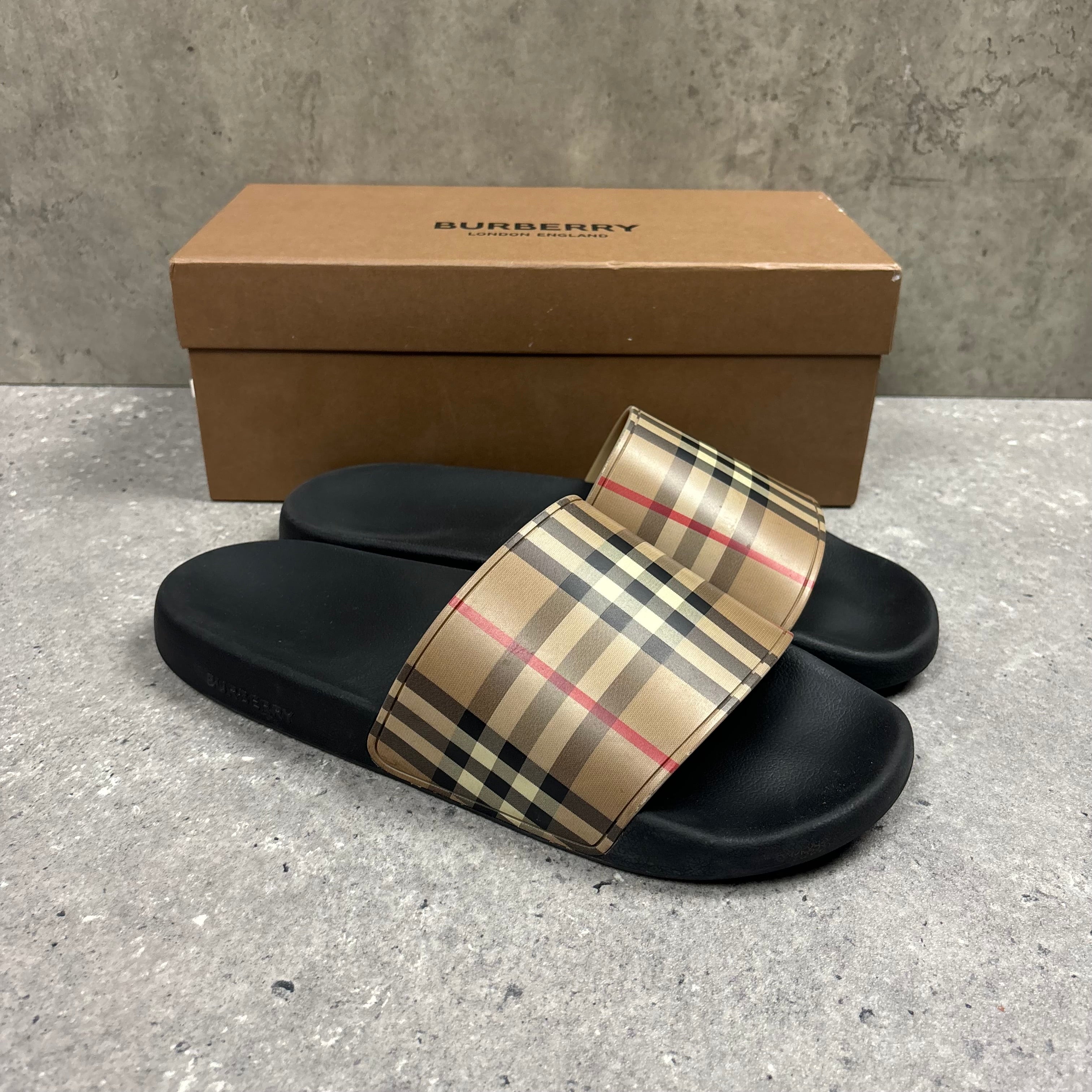 BURBERRY SLIDERS - (EU43 / UK9)