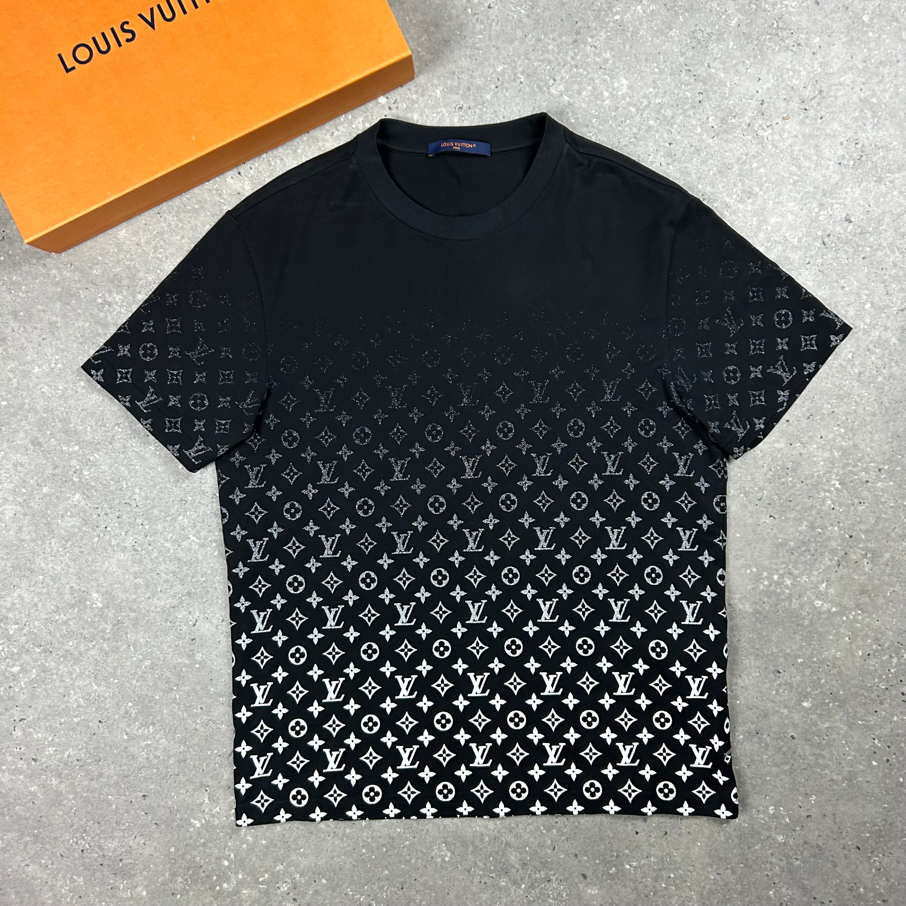 LOUIS VUITTON MONOGRAM GRADIENT T-SHIRT - (FITS M)