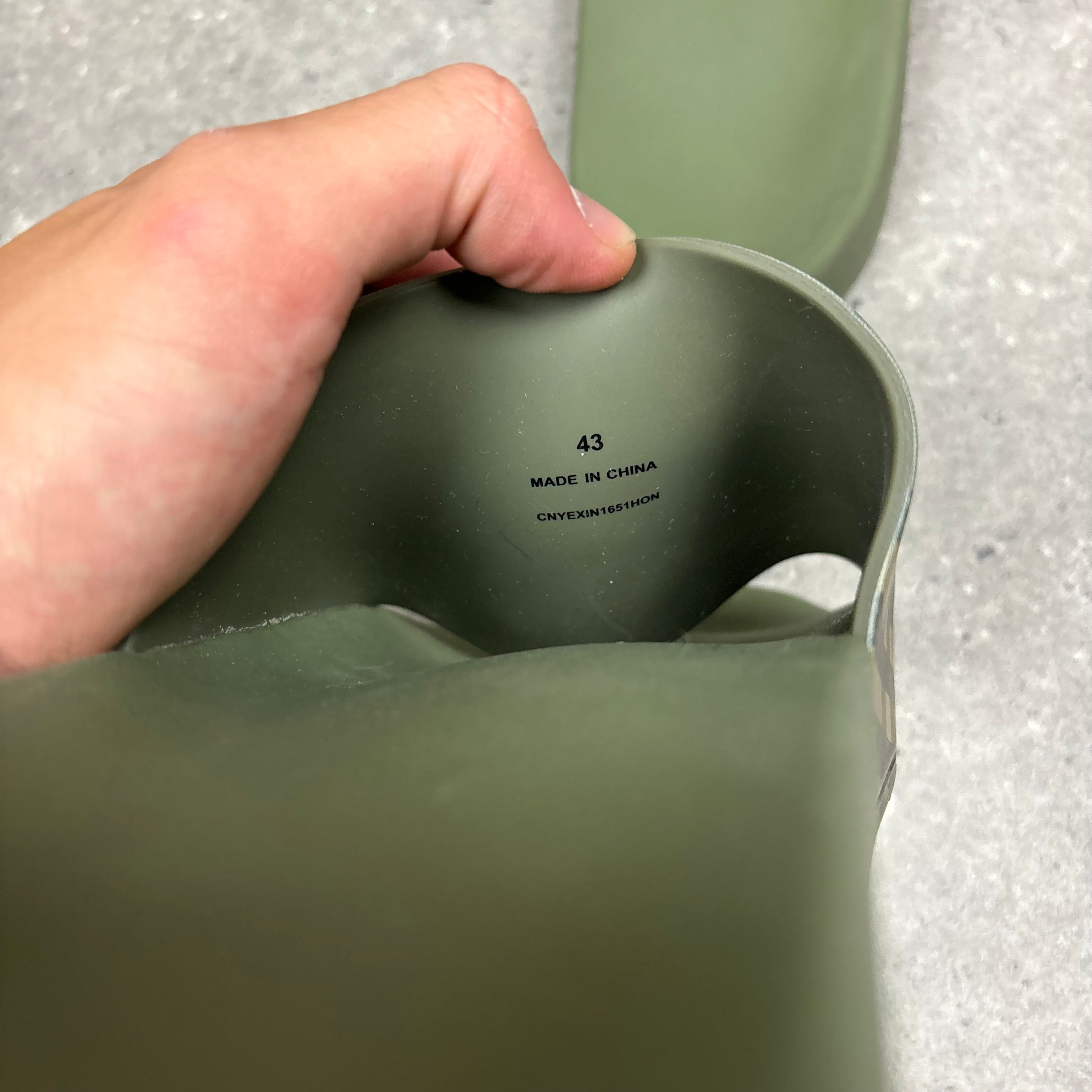 BURBERRY SLIDERS KHAKI - (EU43 / UK9)