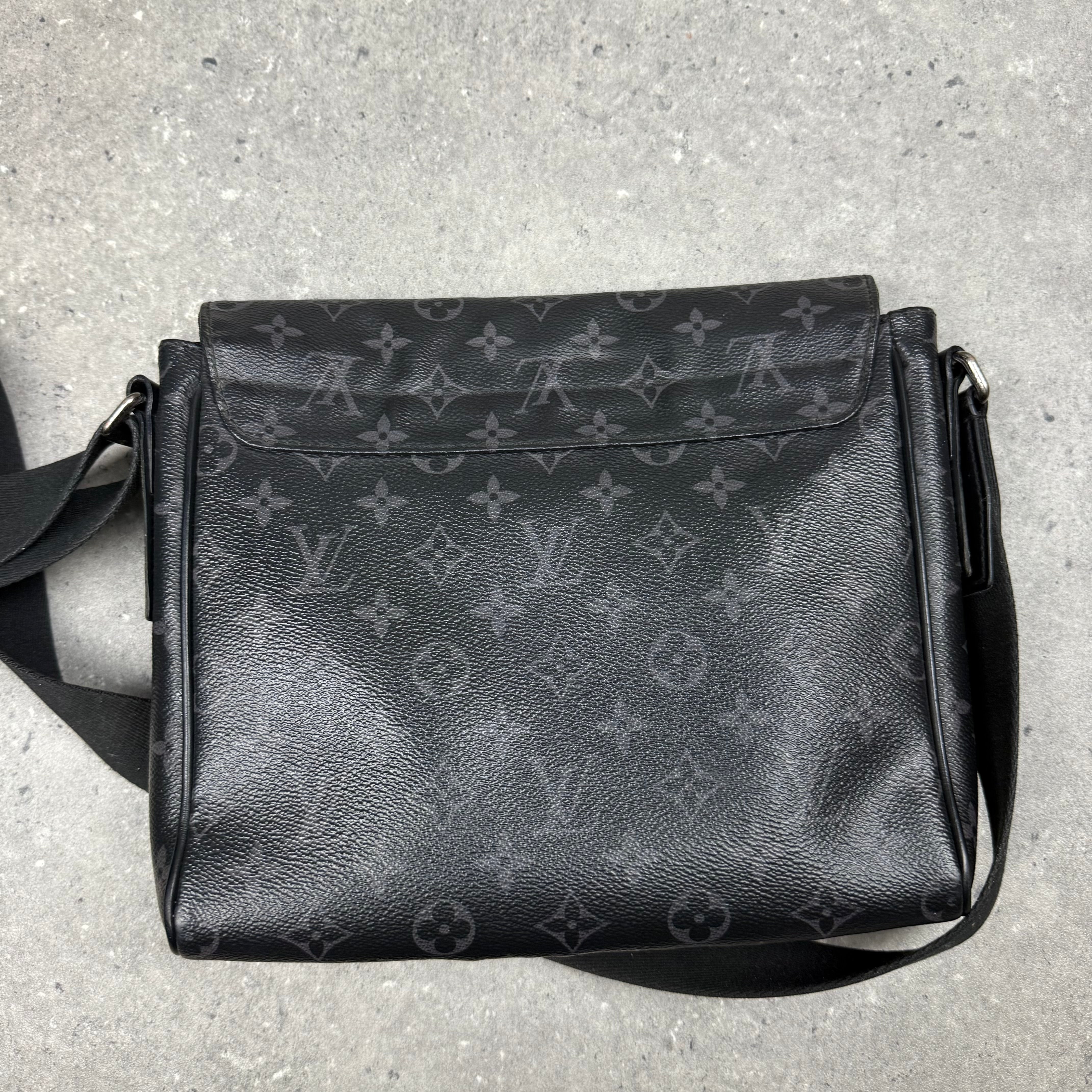 LOUIS VUITTON MESSENGER BAG