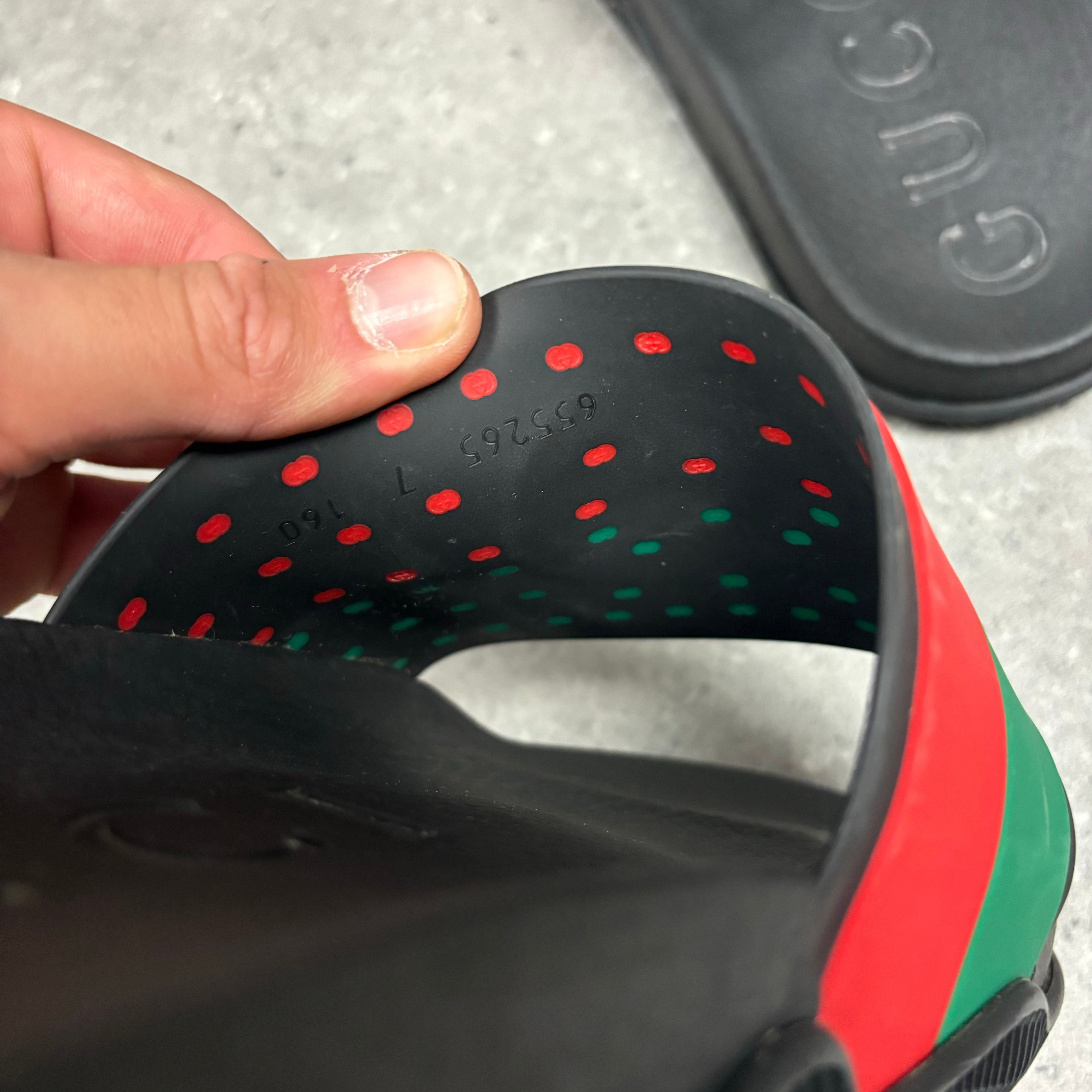 GUCCI SLIDERS - (EU41 / UK7)