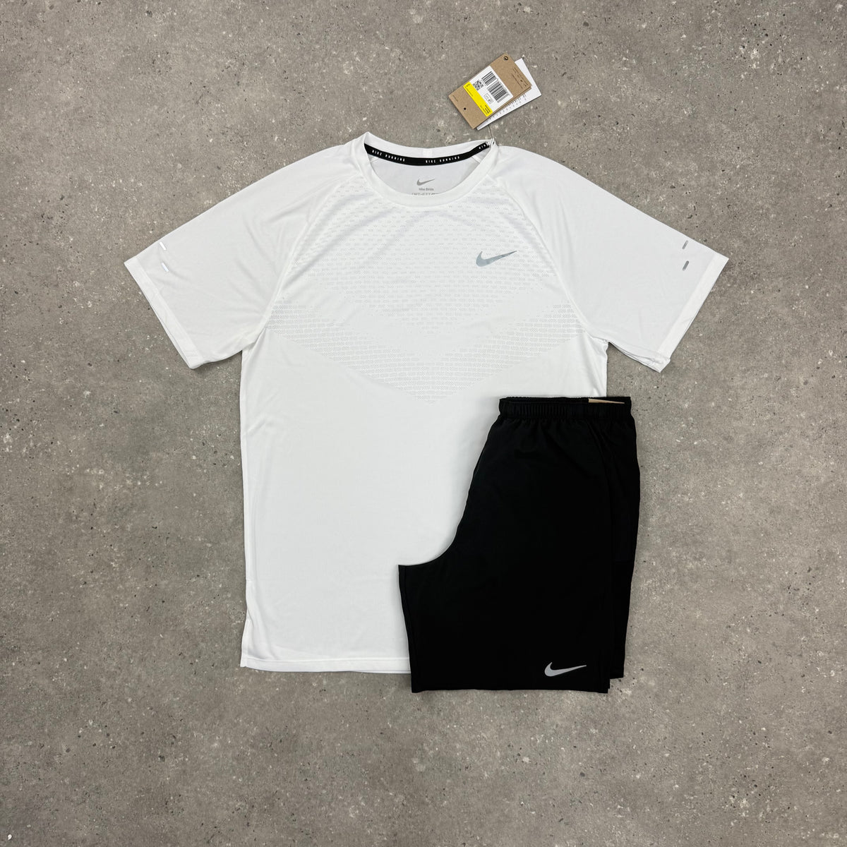 NIKE ADV STRIDE T-SHIRT AND SHORTS SET - WHITE / BLACK