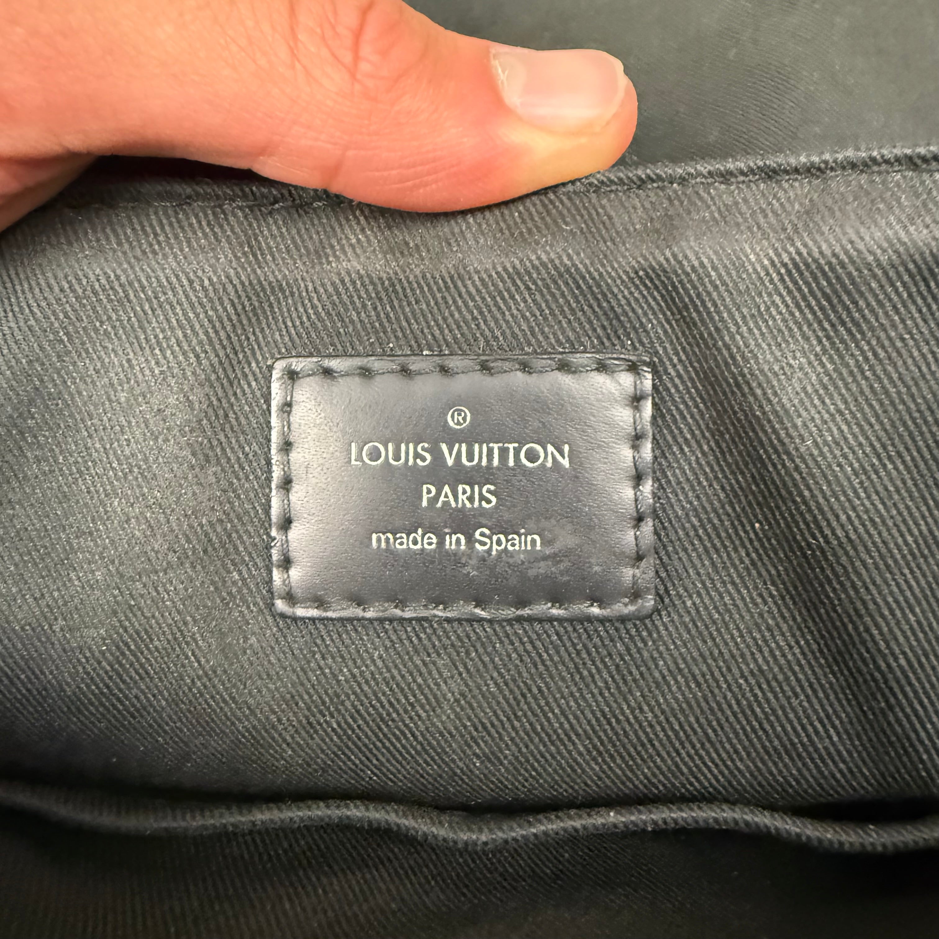 LOUIS VUITTON MESSENGER BAG