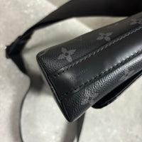 LOUIS VUITTON DISTRICT MESSENGER BAG