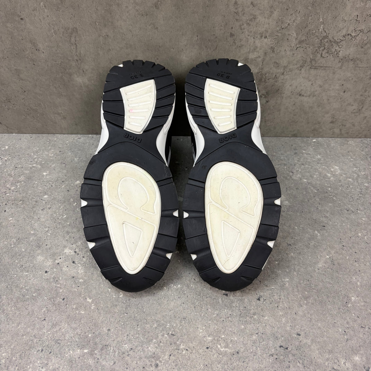 DIOR B30 BLACK / WHITE - (EU 42 / UK 8)