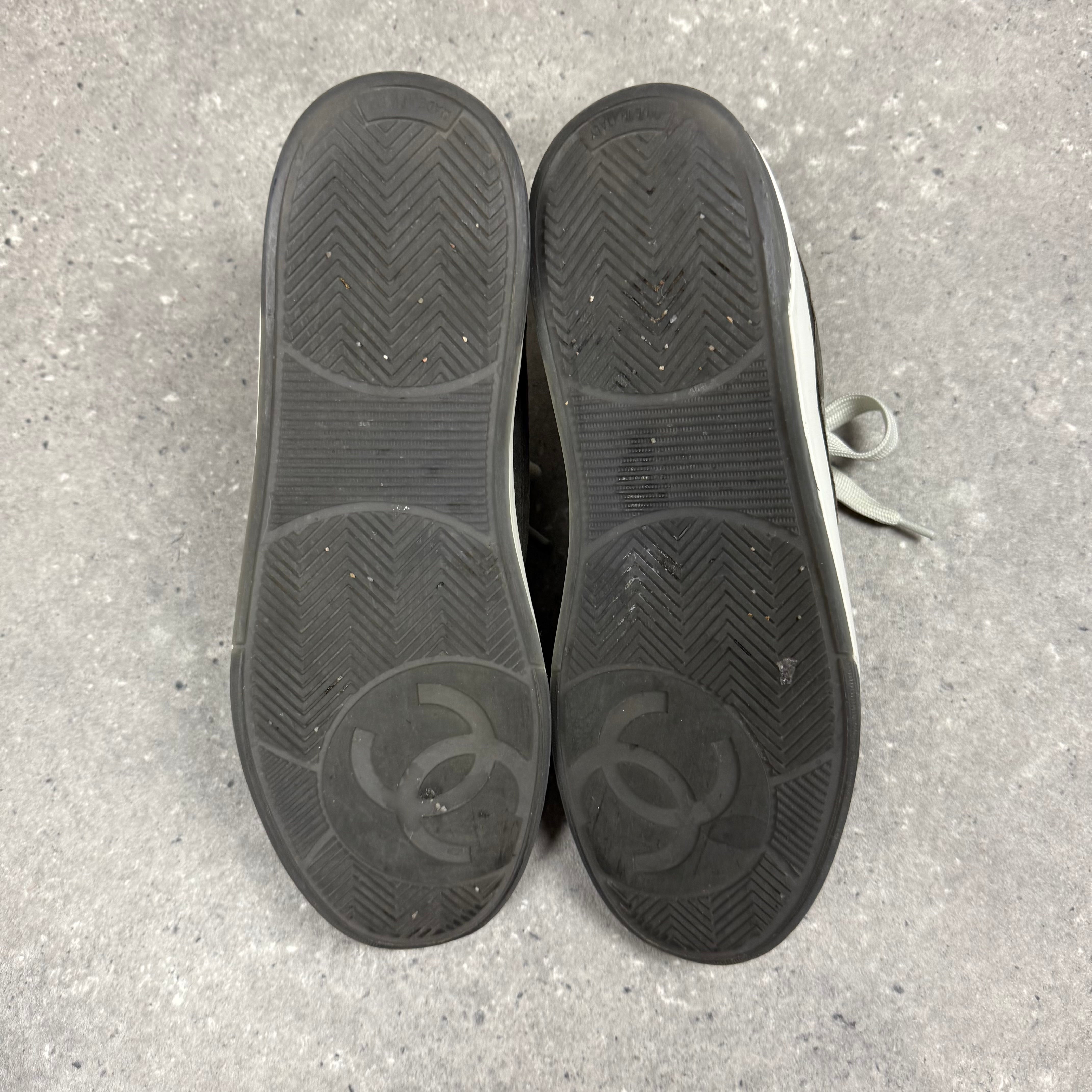 CHANEL LOW TRAINERS -  (EU42 / UK8)