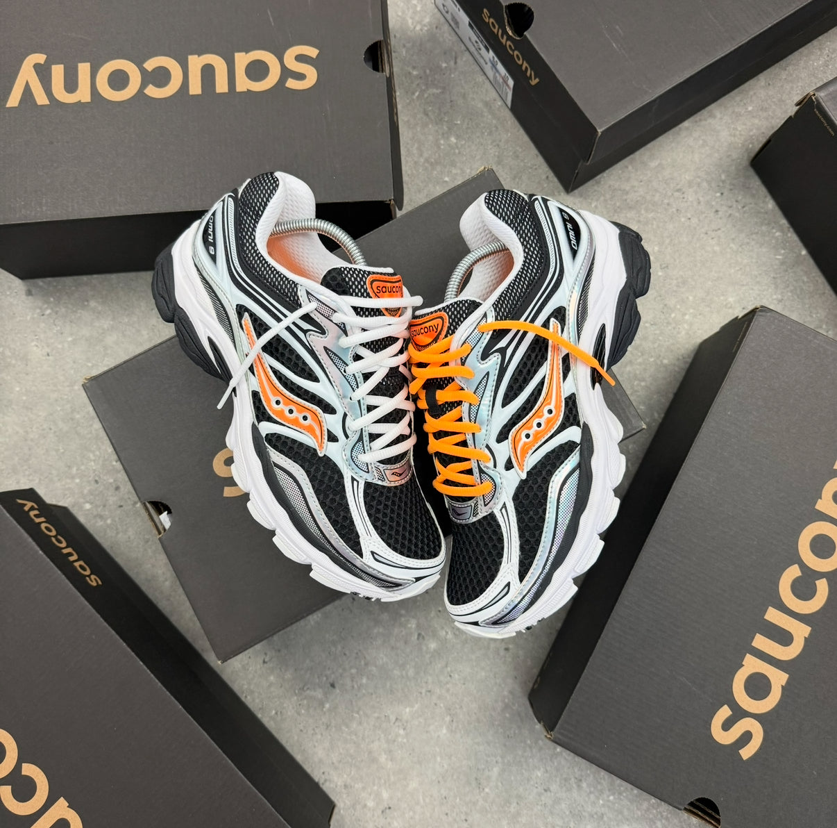 SAUCONY OMNI PRO GRID 9 - WHITE /V02 ORANGE