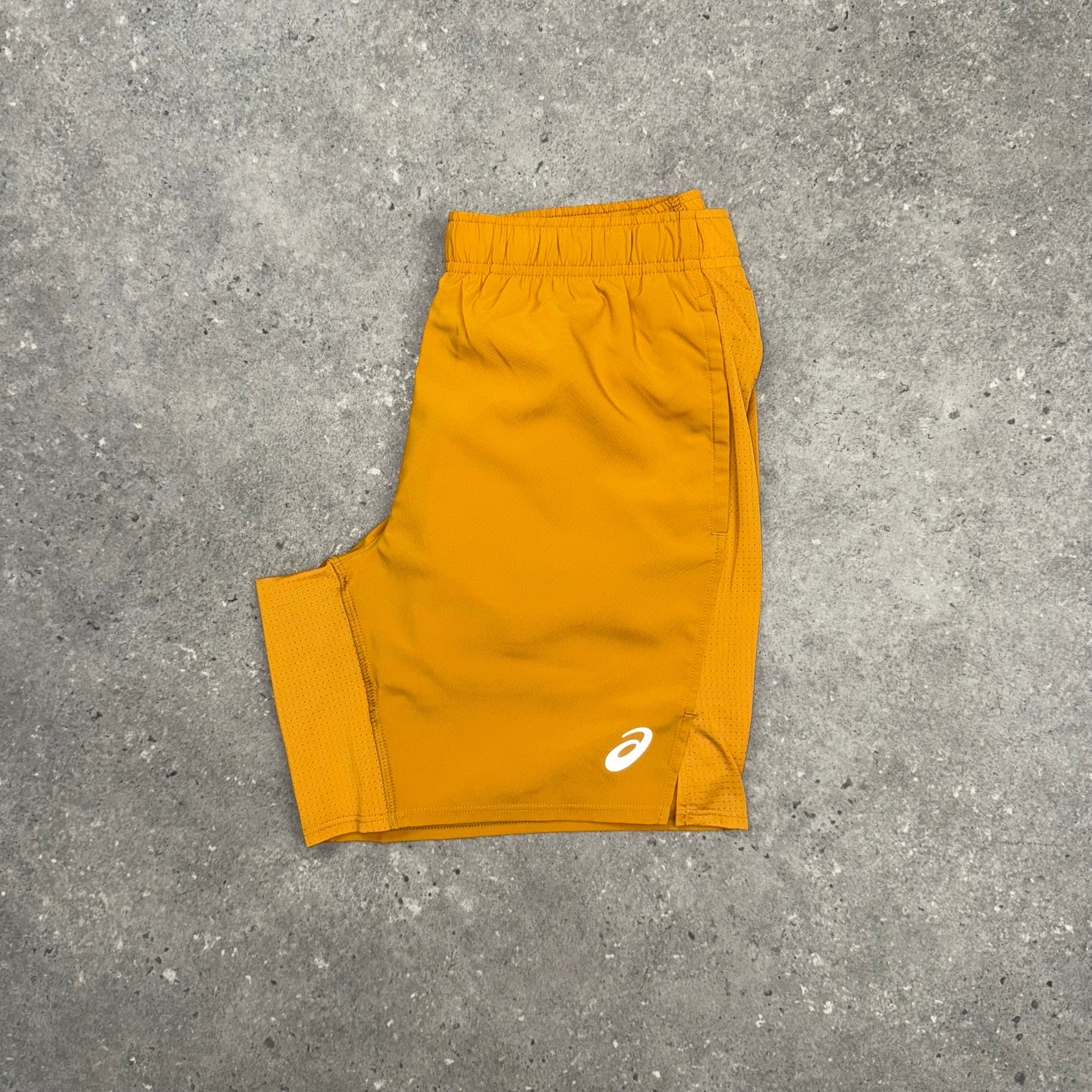 ASICS CORE SHORTS - SANDSTORM