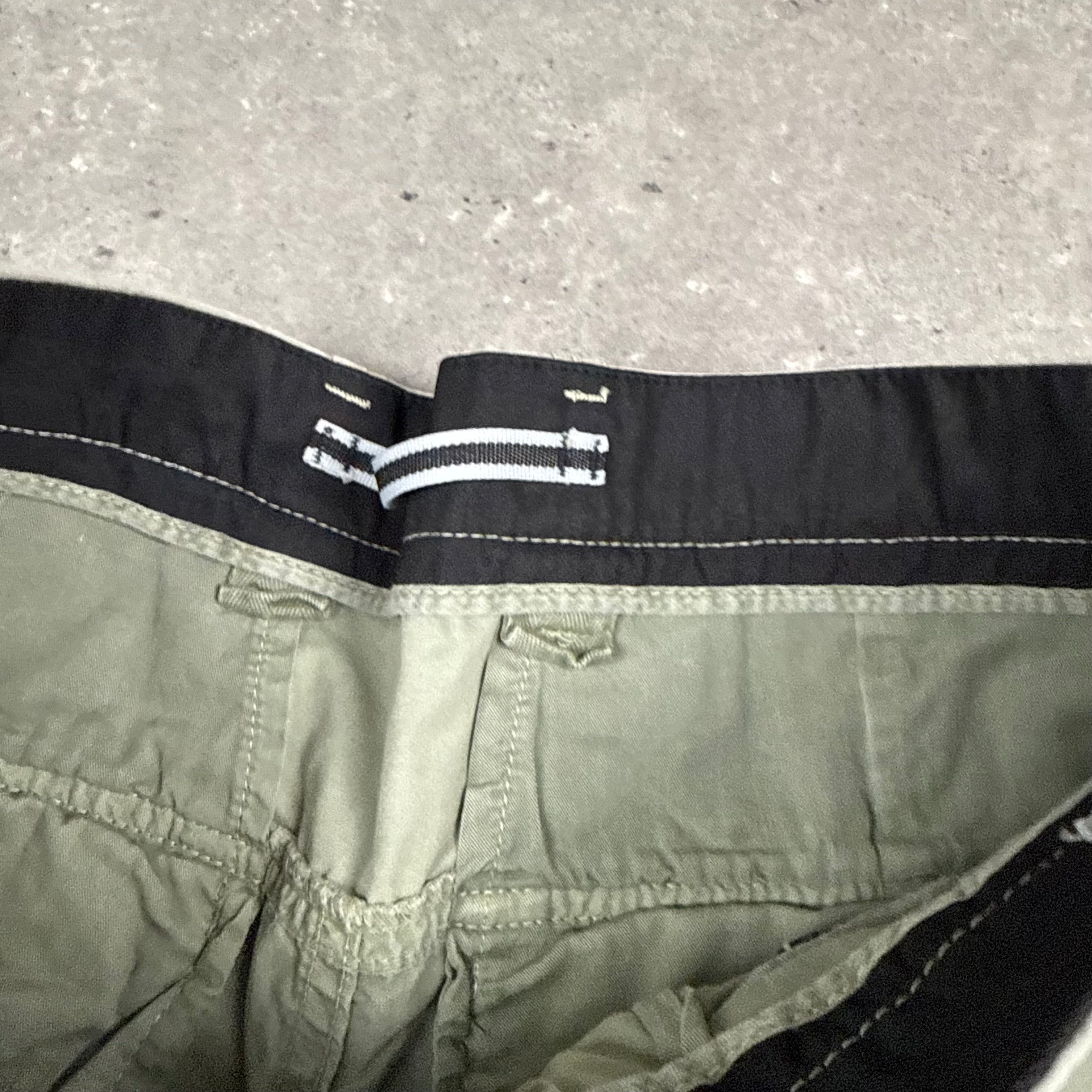 STONE ISLAND CARGO SHORTS - (W30)