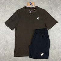 ASICS BROWN JACQUARD T-SHIRT & BLACK 7” CORE SHORTS