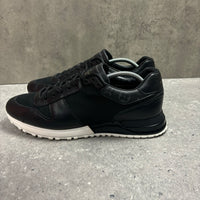 LOUIS VUITTON RUNAWAY BLACK/WHITE - EU 44 (FITS UK 11)